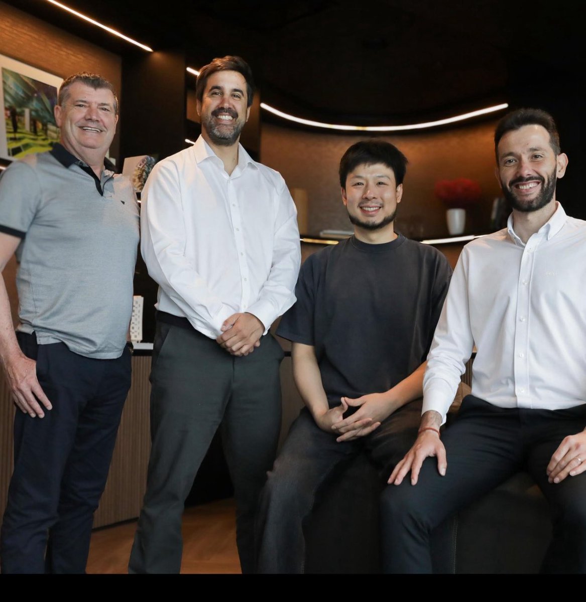 Mirar sus caras de risas de satisfacción que chiste más cojonudo se tenía q haber contado antes de la foto 
Ah y tú VALENCIANISTA tienes ganas de reírte viendo a tu equipo? Pena verdad? Agonia ,pues estos están en Mestalla todos los partidos ( el hijo Jajajajja iba q venir más)