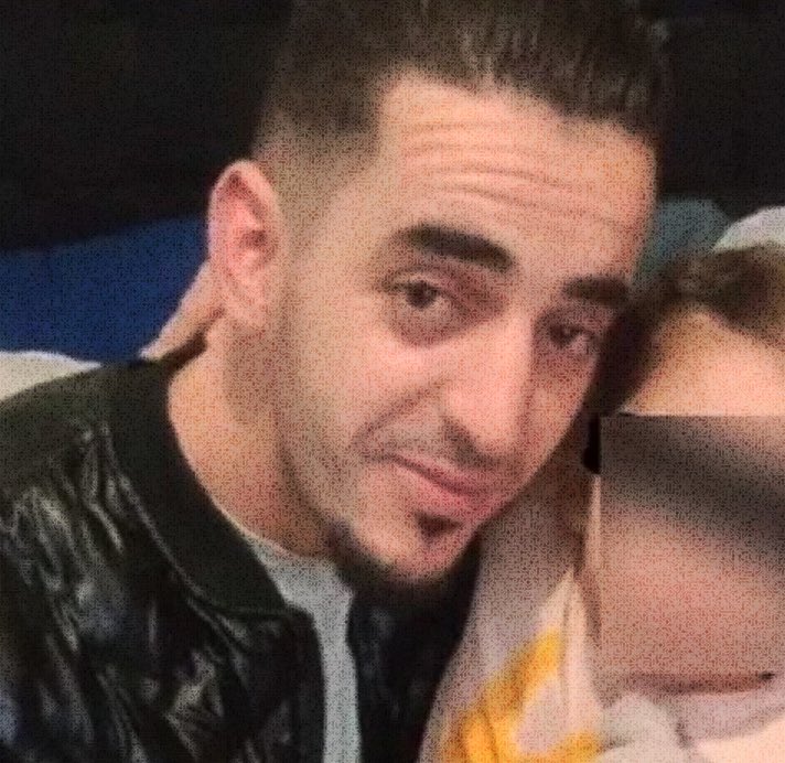 Ce que vous appelez « clandestin algérien », se prénomme Amar <a href="/Le_Figaro/">Le Figaro</a> 

Il a été tué avec un acharnement sans limite de 7 balles dont 2 dans le dos. 

Après l’avoir tué, le policier-meurtrier a pris plusieurs photos de son corps. 

C’est un crime raciste.