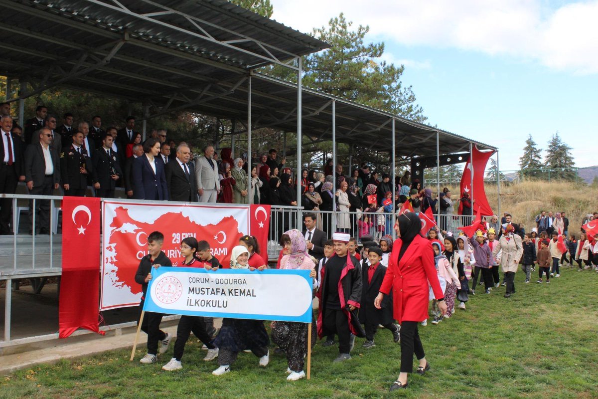 g_dodurga's tweet photo. 🇹🇷 29 Ekim Cumhuriyet Bayramı, Dodurga’da büyük bir coşku ve gururla kutlandı.
Kaymakamımız Sayın Gizem Tokur, Belediye Başkanı Sayın İsmail Çetinkaya ile birlikte vatandaşlarımızın bayramını kutladı.
Öğrencilerin gösterileri ve geçit töreniyle program sona erdi.

#29Ekim https://t.co/WGnTer5QuY