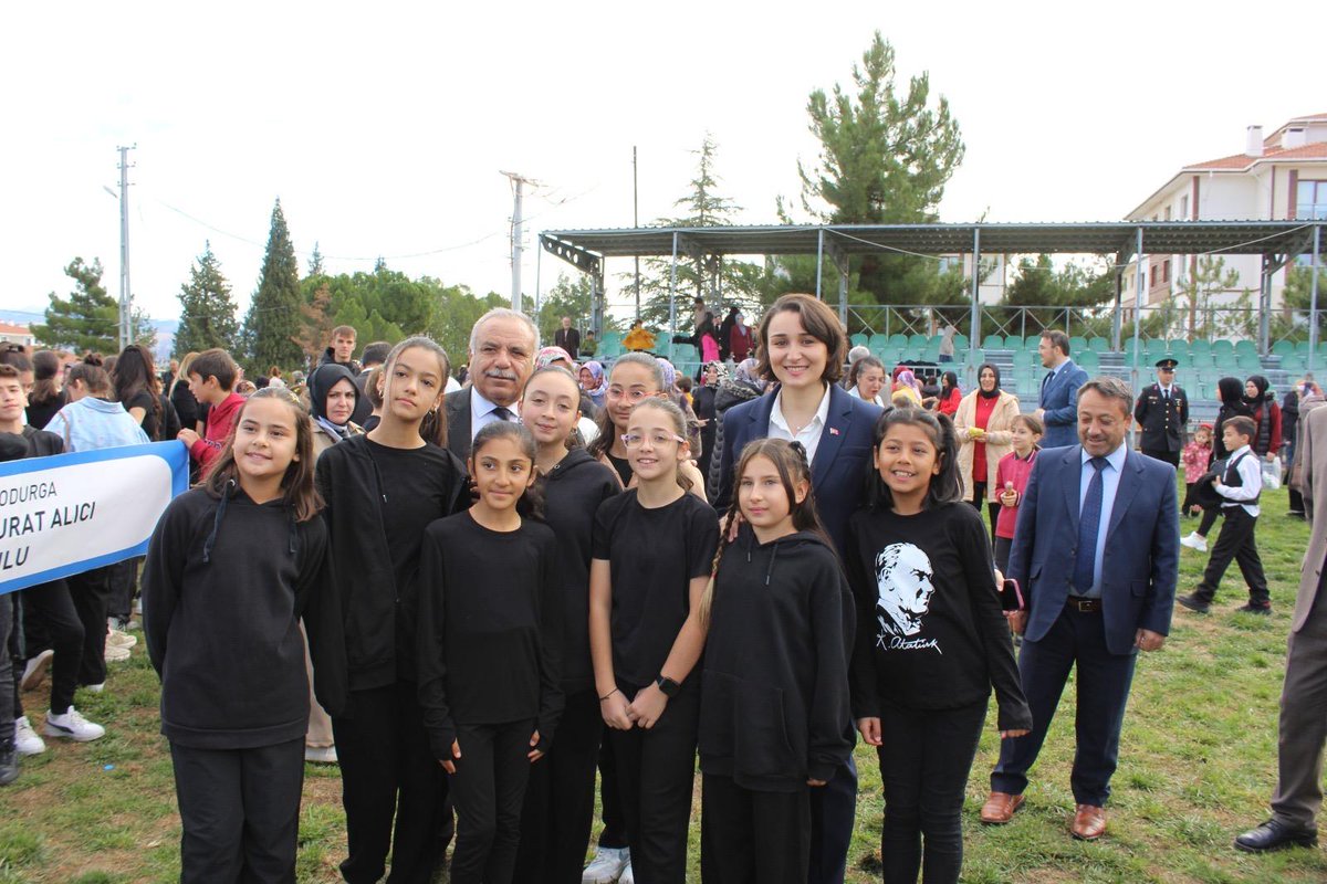 🇹🇷 29 Ekim Cumhuriyet Bayramı, Dodurga’da büyük bir coşku ve gururla kutlandı.
Kaymakamımız Sayın Gizem Tokur, Belediye Başkanı Sayın İsmail Çetinkaya ile birlikte vatandaşlarımızın bayramını kutladı.
Öğrencilerin gösterileri ve geçit töreniyle program sona erdi.

#29Ekim