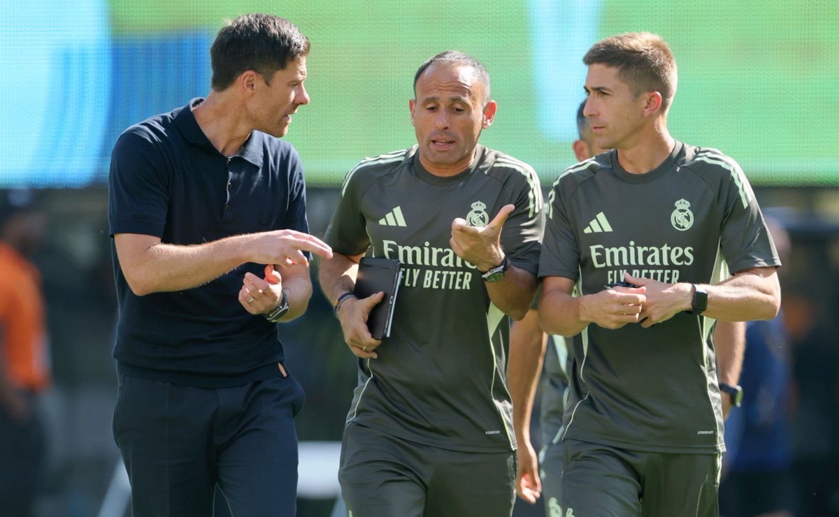 SeputarMadrid's tweet photo. 🚨 NEW: Rasa jarak yang muncul di era Xabi Alonso dibandingkan era Ancelotti juga terlihat dalam jumlah staf yang kini diizinkan bekerja bersama tim di sesi latihan. Salah satu kebijakan baru Alonso adalah hanya staf yang benar-benar diperlukan yang boleh hadir saat latihan. Hal serupa diterapkan pada akses ke ruang ganti saat pertandingan.

Alonso membatasi jumlah orang yang boleh berada di sekitar tim sebelum dan selama jeda babak, untuk menciptakan suasana yang lebih fokus dan privat. Setelah pertandingan, barulah semua anggota staf diizinkan masuk.

Selain itu, akses orang-orang dari lingkaran luar pemain ke area latihan kini juga dibatasi... tidak seperti sebelumnya, ketika keluarga, agen, atau teman sering hadir di sana.

Alonso dan stafnya menuntut tingkat kerahasiaan tinggi agar ruang ganti menjadi tempat yang benar-benar aman dan bebas dari kebocoran informasi ke media.

Salah satu contoh jelas dari kebijakan itu menyangkut starting lineup. Dalam beberapa musim terakhir, susunan pemain utama Real Madrid kerap bocor ke media lebih dulu, sehingga klub terpaksa mengumumkan daftar resmi lebih dari dua jam sebelum pertandingan dimulai. 

Alonso mengetes hal ini di pertandingan perdananya: sebelum laga pembuka Piala Dunia Antarklub melawan Al Hilal, ia mengumumkan susunan tim lebih awal kepada para pemain dan memercayai mereka untuk tidak membocorkannya. Namun tes itu gagal... berita bahwa Gonzalo García akan menjadi starter bocor ke publik.

Sumber-sumber yang dekat dengan staf pelatih tim menegaskan bahwa mereka memang harus melakukan beberapa perubahan struktural dalam sistem kerja di Real Madrid karena menilai kondisi sebelumnya tidak ideal untuk meraih kesuksesan.

Staf Alonso —termasuk asisten pelatih Sebastián Parrilla, pelatih kebugaran Ismael Camenforte, serta analis Alberto Encinas dan Beñat Labaien— dinilai memiliki reputasi tinggi di dalam klub.

Metodologi Camenforte, yang sebelumnya bekerja di Barcelona, juga menjadi kejutan bagi staf lama Real Madrid yang kini harus menyesuaikan diri dengan ide-ide baru. Staf pelatih terus meminta lebih banyak waktu karena mereka sadar proses yang dijalankan membutuhkan kesabaran sebelum tim benar-benar bisa bermain sesuai dengan rencana mereka.

Sementara staf Xabi Alonso masih berupaya mencapai level permainan yang mereka inginkan, posisi mereka di puncak klasemen LaLiga dan performa solid di Liga Champions semakin memperkuat posisi mereka.

Fleksibilitas taktis Alonso dan rotasinya dalam susunan pemain —yang memberi kesempatan bermain bagi semua pemain— disebut sebagai salah satu aspek paling menonjol yang dipuji oleh sumber-sumber dekat tim.

Komitmennya untuk memberi peluang kepada pemain muda, berbeda dengan pendekatan Ancelotti, juga banyak mendapat perhatian.

Jika hasil dan performa terus meningkat, kesan yang muncul tentang Alonso sebagai pelatih Real Madrid menunjukkan bahwa ia tidak akan terlalu mempermasalahkan adanya momen-momen ketidakharmonisan di dalam skuad sepanjang perjalanan musim. [via @MarioCortegana, @TheAthleticFC]