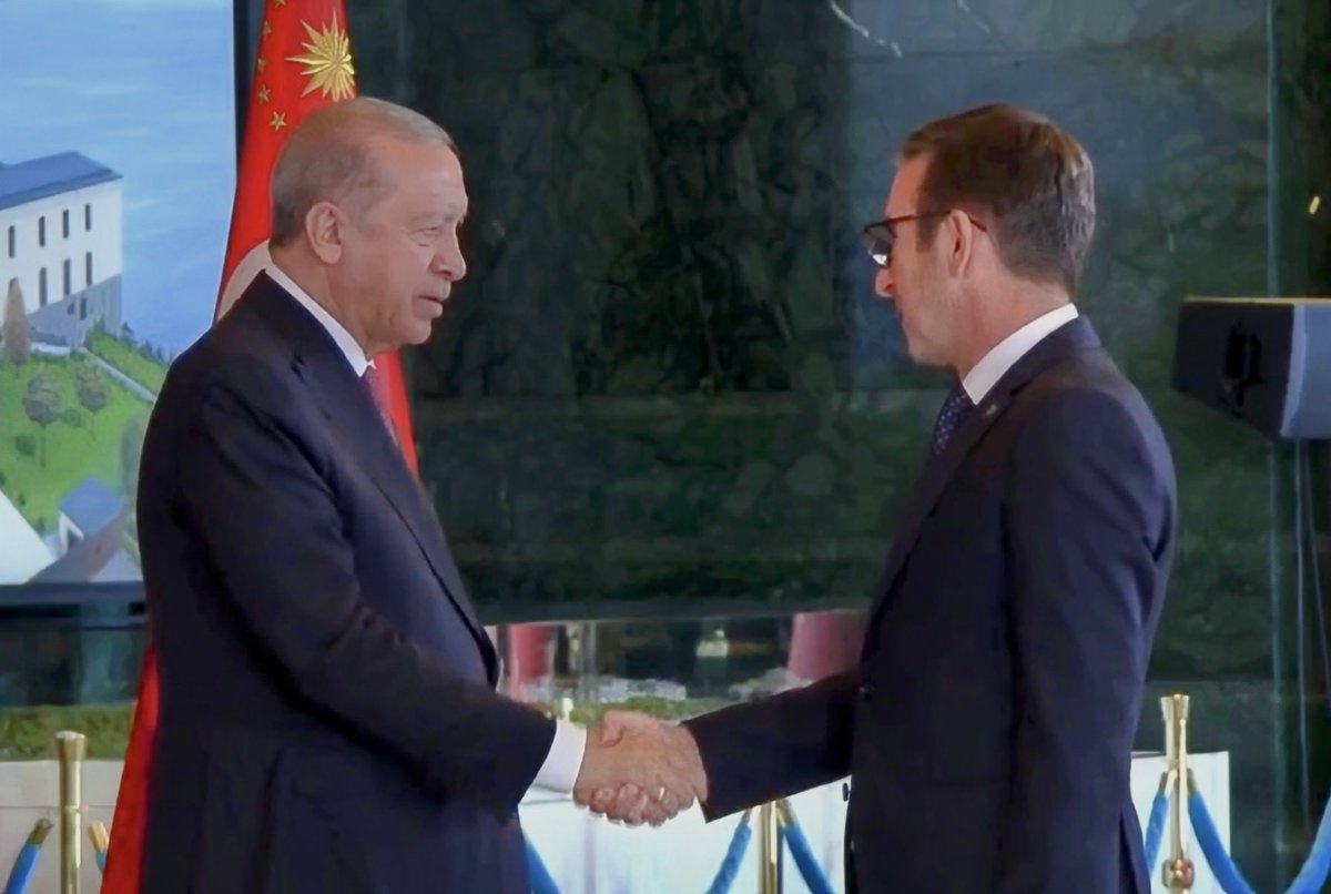 On the occasion of the Republic Day of Türkiye, I had the honor to meet President <a href="/RTErdogan/">Recep Tayyip Erdoğan</a> and convey, on behalf of President <a href="/VjosaOsmaniPRKS/">Vjosa Osmani</a> and the people of Kosovo, our heartfelt congratulations and warmest wishes. 🇽🇰🤝🇹🇷