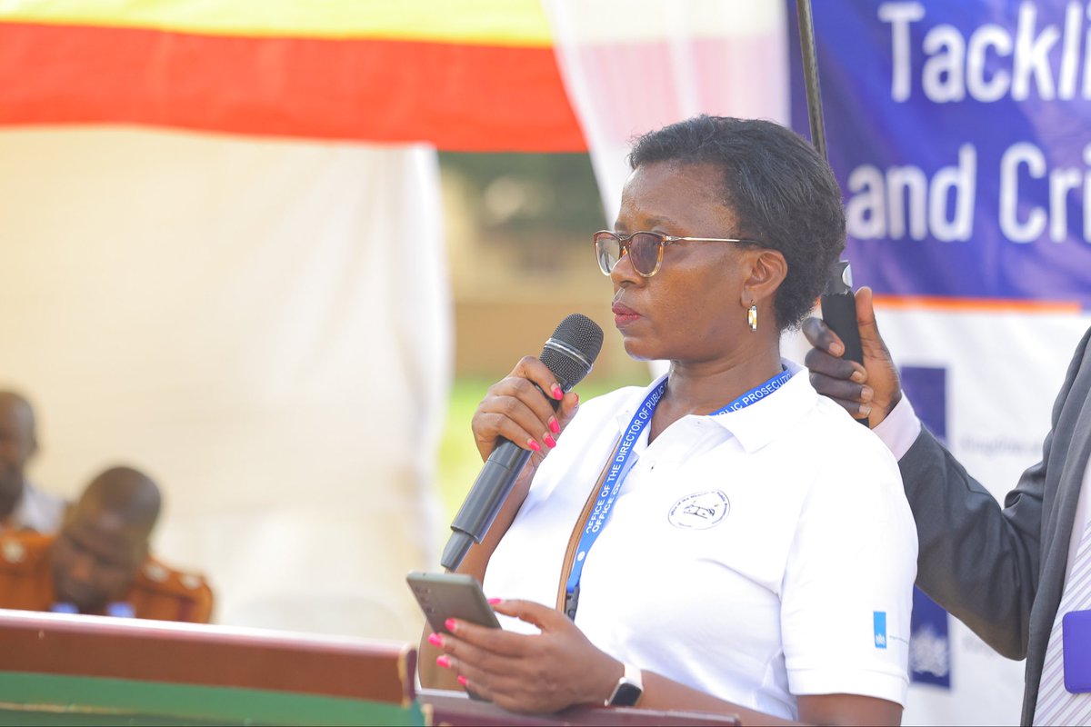 ODPPUGANDA's tweet photo. The ODPP Regional officer in Mbale, Tumuheise Rosemary, opening up the baraza and delivering her welcome remarks.
#PeopleCenteredJustice #ODPPUGANDA #GBVPrevention #LandCrimes #RefugeeProtection #JusticeForAll #IDLO #KingdomofNetherlands https://t.co/KiTf3lYUKW
