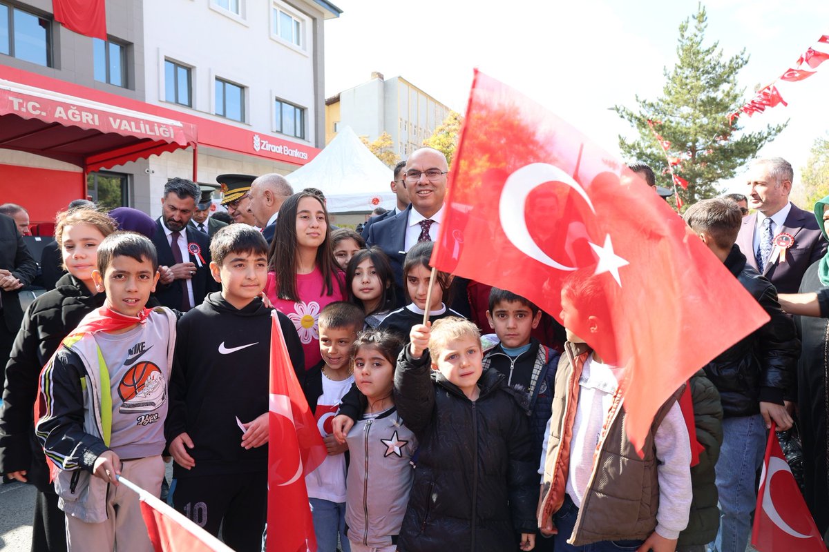 Valimiz Sayın Mustafa KOÇ, protokol üyelerimiz ile;

 29 Ekim Cumhuriyet Bayramı’nın 102. yıl dönümü münasebetiyle düzenlenen kutlama programına katıldı.

🇹🇷Kutlama programı; öğrenciler, askeri birlikler, emniyet güçleri ve diğer kurumlar tarafından yapılan geçit töreni ile