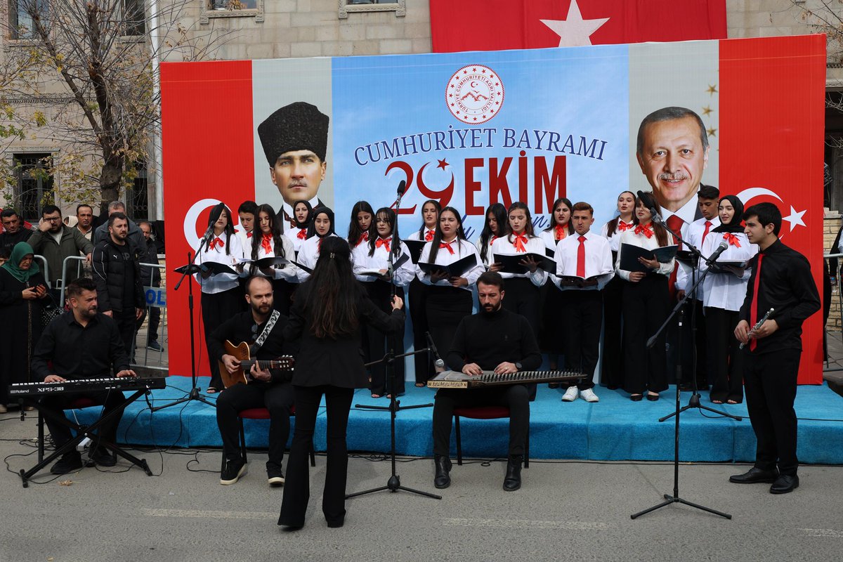 tcagrivaliligi's tweet photo. Valimiz Sayın Mustafa KOÇ, protokol üyelerimiz ile;

 29 Ekim Cumhuriyet Bayramı’nın 102. yıl dönümü münasebetiyle düzenlenen kutlama programına katıldı.

🇹🇷Kutlama programı; öğrenciler, askeri birlikler, emniyet güçleri ve diğer kurumlar tarafından yapılan geçit töreni ile tamamlandı.