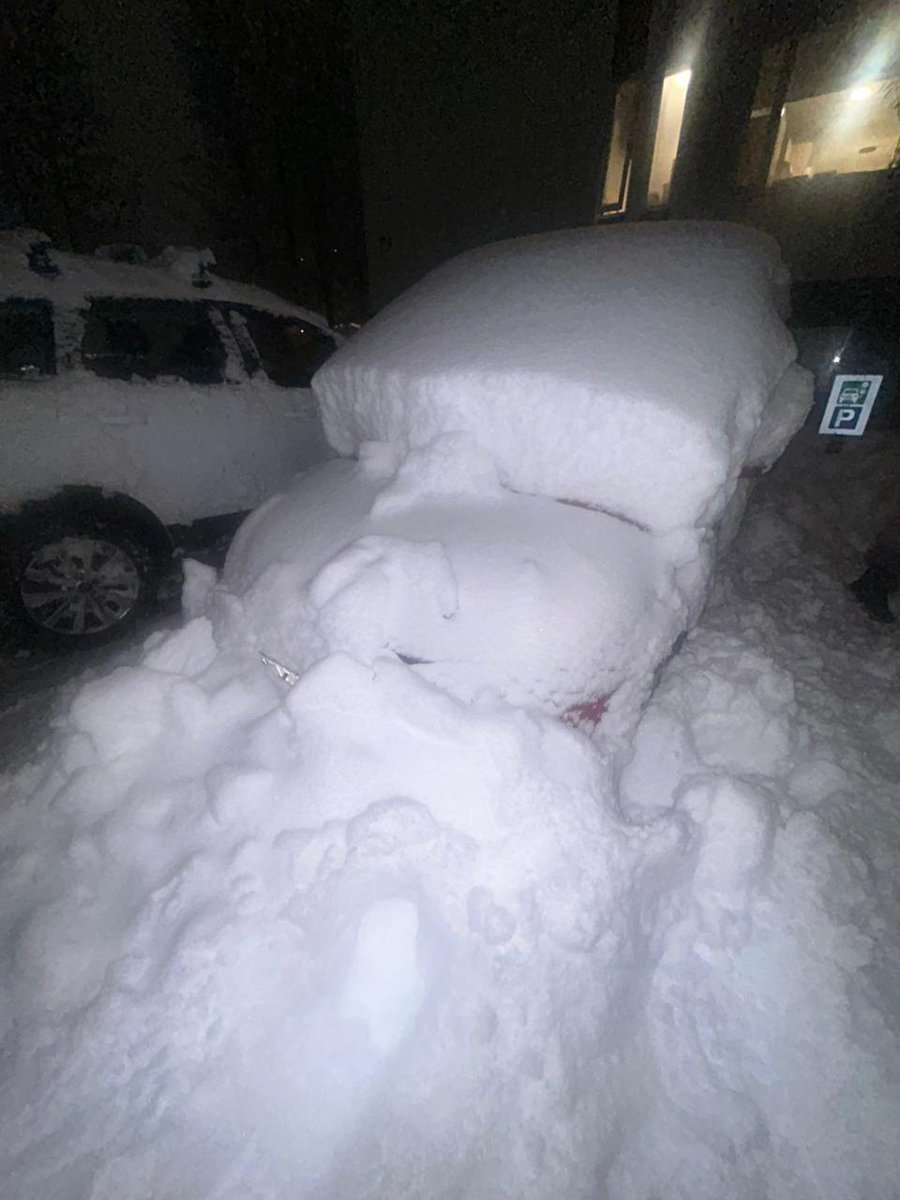 Nevada històrica ahir a Reykjavík.

No es registrava tanta neu un mes d'octubre des de 1921. 

Molts vehicles no duien pneumàtics d'hivern perquè es poden canviar fins el dia 31.