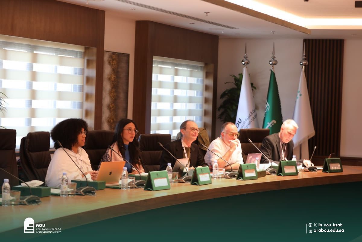 في إطار سعيها لتحقيق الاعتماد الدولي،
استقبلت كلية الدراسات اللغوية في #الجامعة_العربية_المفتوحة وفدًا من هيئة الاعتماد الفرنسية (HCERES)، بحضور سعادة رئيس الجامعة أ.د. علي بن محمد الشهراني،
حيث اطّلع الوفد على جهود الكلية في تطوير المناهج وتطبيق معايير الجودة العالمية،
وأشاد