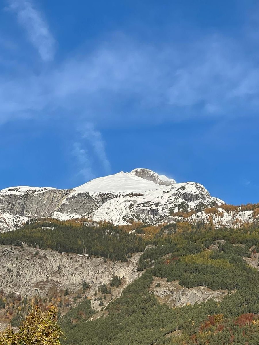 velochurier7000
🍂❄️ Wenn der Herbst sich den ersten Schnee schnappt während wir noch die letzten Sonnenstrahlen geniessen... ☀️
#kurieren #herbstvswinter #Calanda #Chur