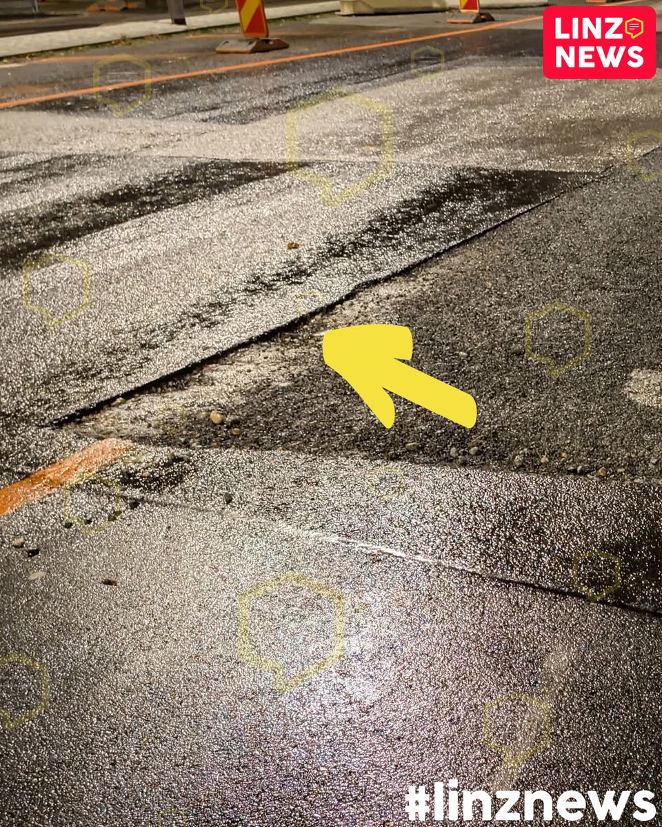 linzdotnews's tweet photo. 😡 AUFREGER!
⚠️ Eine Baustelle an der Donaulände auf Höhe Eishalle dürfte ein echter Felgenkiller sein.
🤬 Ein Leser zeigte sich nun mit der Qualität der provisorischen "Straße" wenig zufrieden.
📷 Leserfotos
#achtung #streets #linz #baustelle #felge https://t.co/6qo7BhlpqI