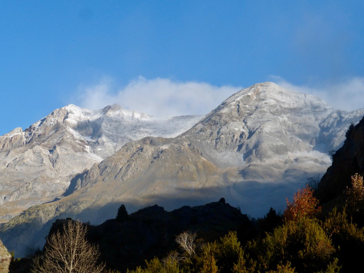Els colors de tardor a Bujaruelo son realment espectaculars🍂 #Bujaruelo #tardor #otoño #Autumn <a href="/Rbujaruelo/">Refugio bujaruelo</a> <a href="/ordesa_com/">ORDESA Y MONTE PERDIDO</a> <a href="/pirineosaragon/">Pirineos de Aragón</a> <a href="/CEC_cat/">Centre Excursionista de Catalunya</a> <a href="/editorialalpina/">Editorial Alpina</a> #pirineos