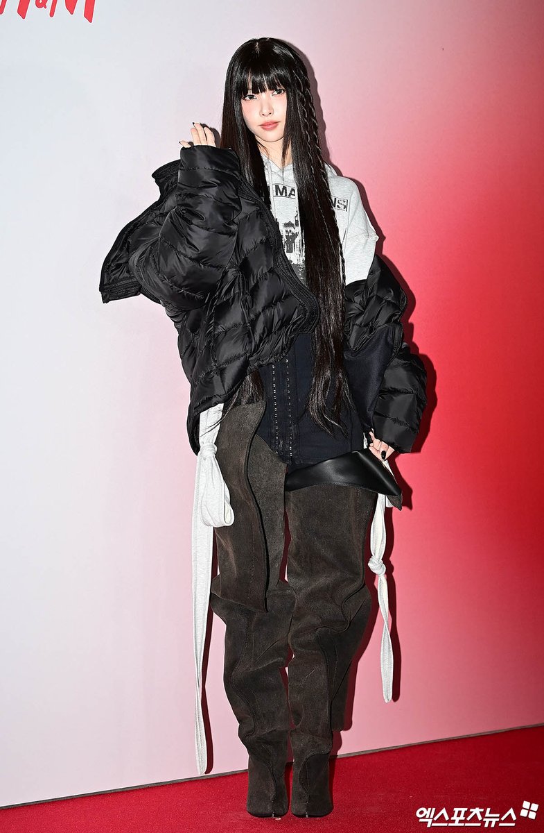 [📰] KMEDIA | 251029

#YUNAH at the H&amp;M x GLENN MARTENS Seongsu opening commemorative photo call event [1]

#ILLIT #아일릿 #윤아 #노윤아 #ユナ
<a href="/ILLIT_official/">ILLIT official</a> <a href="/ILLIT_twt/">ILLIT</a>