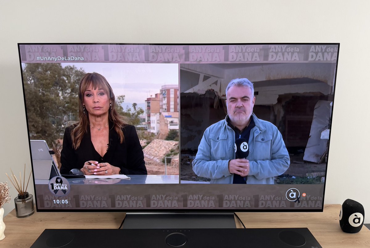 vicvite8's tweet photo. Dia d’estar pegat a la tele #UnAnyDeLaDana magnífic programa @apunt_media @apuntnoticies veritat, justícia i reparació. https://t.co/34MI47jXKZ