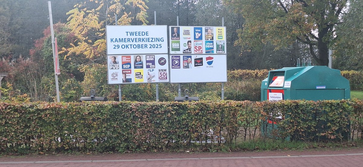 GerlantZ's tweet image. Wat mij betreft kan deze landschap ontsiering in Laag Zuthem wel weer weg. Ben in de pauze van #psov even naar het stembureau geweest en mag weer een tijdje commentaar hebben op het gepolariseerde Haagse kippenhok.