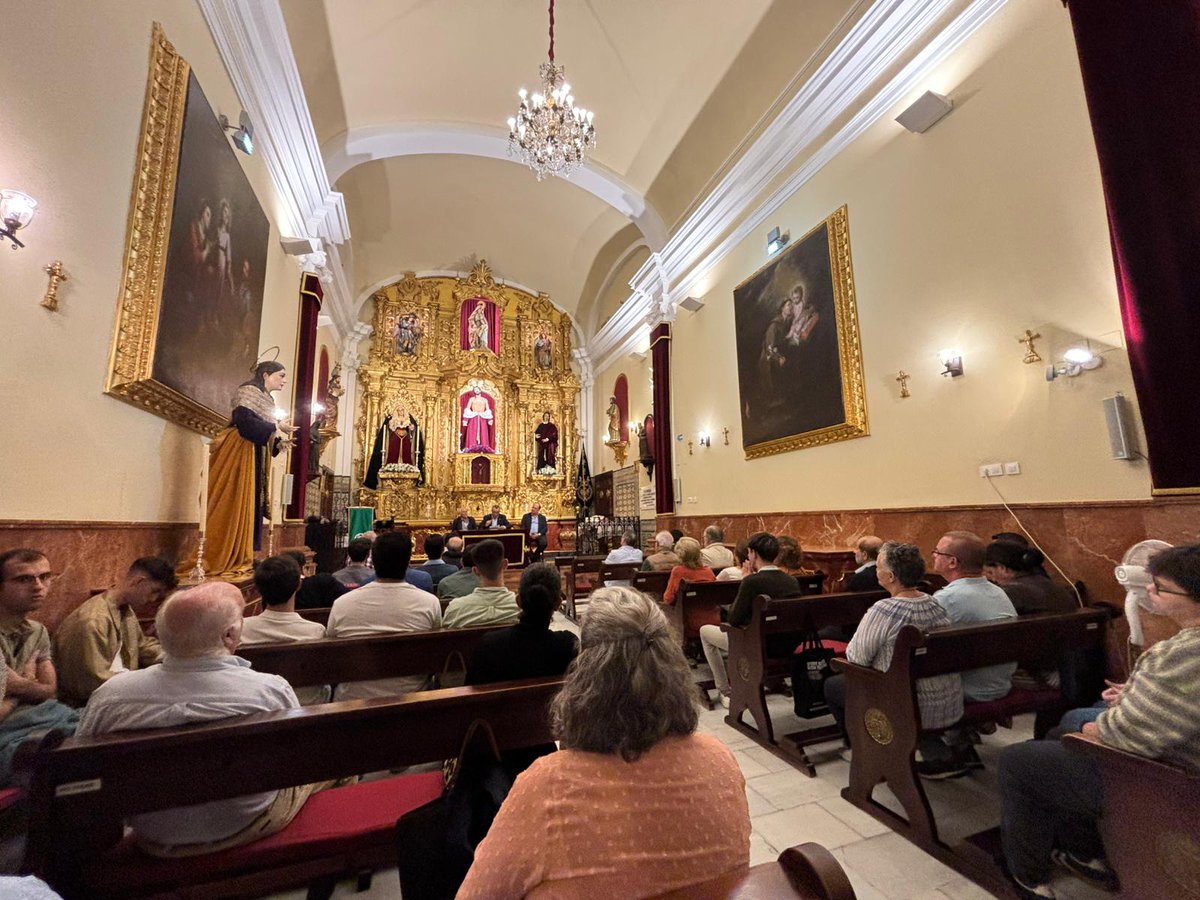 Ayer celebramos en nuestra Hermandad la conferencia “Por qué y para qué rezar el Rosario hoy en día”, a cargo de N.H.D. Carlos José Romero Mensaque. Una profunda reflexión sobre esta oración que nos une en la fe y en comunidad.
🕊️ “El Rosario es predicar la vida del Señor.”