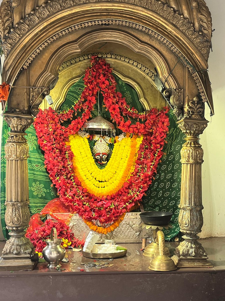ASHEESHTIWARI13's tweet photo. *☘️29/10/2025/ बुधवार ☘️  * 🚩जय माँ धूमावती🚩*
 🙏🪔🪔🌻🪷🌻🪔🪔🙏
🌺🌺🌺🌺काशी दर्शन🌺🌺🌺🌺महेंद्रजालसंयुक्ता महेंद्रजालकारिणी।
महेंद्रमणिताऽमाना मानि���ीगणमध्यगा ॥
*☘️ मंगला आरती का भव्य  श्रृंगार दर्शन*
मोहल्ला: धूपचण्डी, वाराणसी https://t.co/sWxVIJOuVA