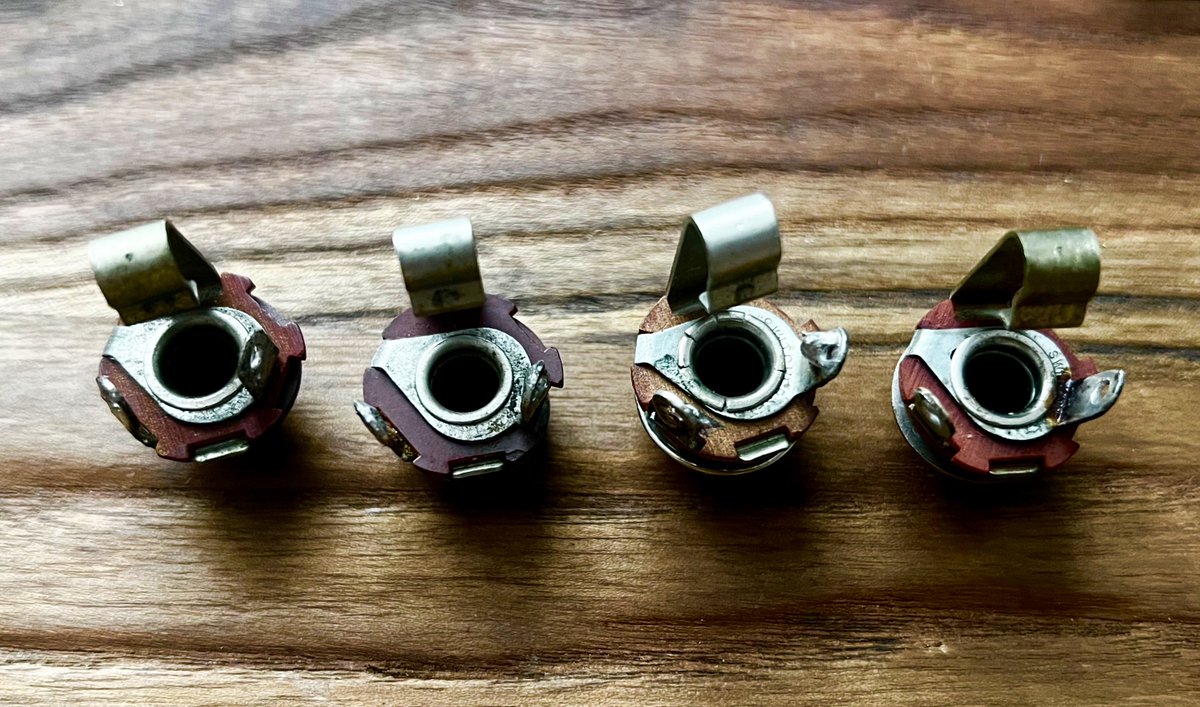 nnliquid's tweet image. 思いがけず60-70年代のSwitchcraft製ジャックを手に入れることができた。当時のストラトなどから外されたらしい。ヴィンテージジャックに交換すると本当に音が変わるとよく耳にするので、そのうち試してみよう。