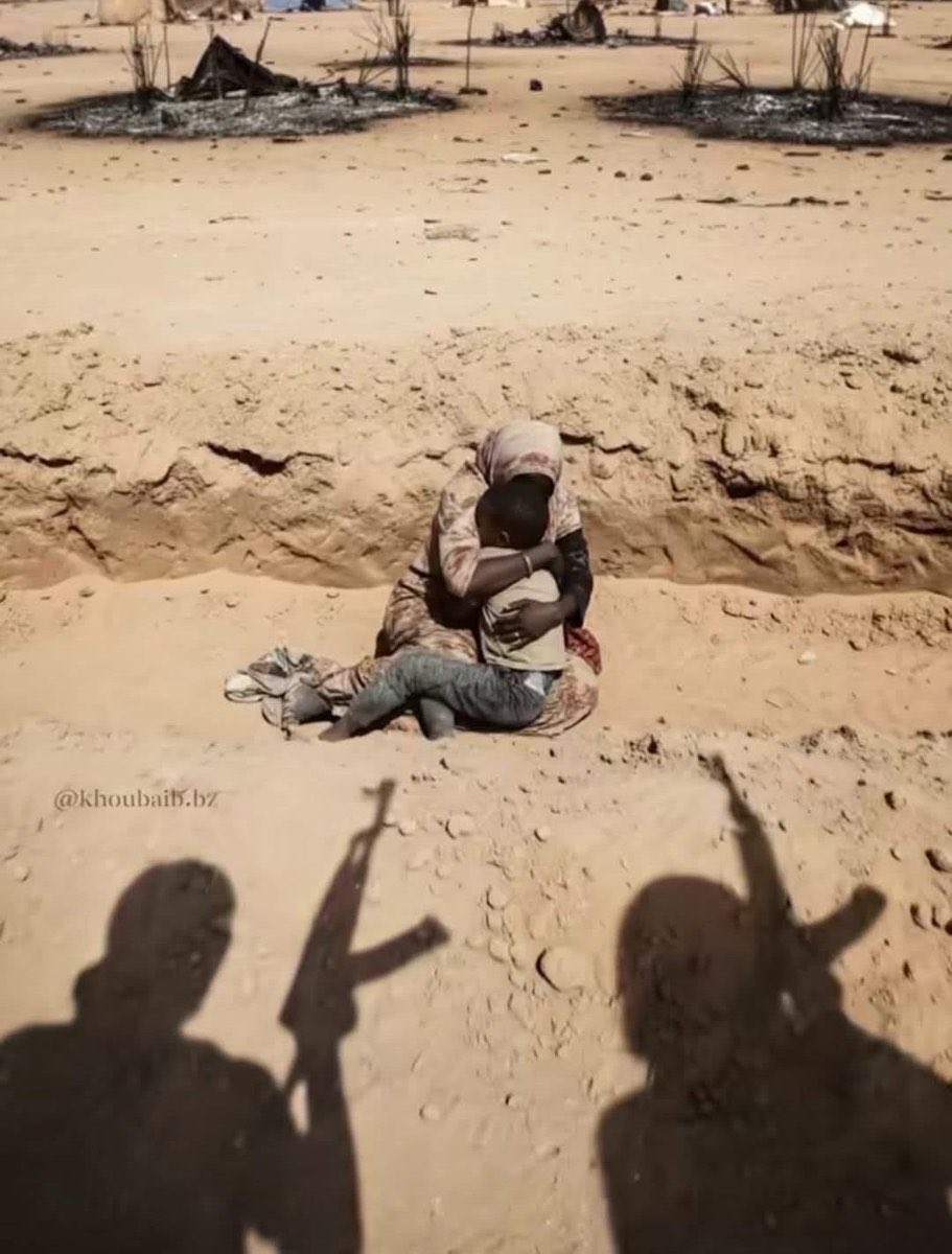 أم سودانية تحتضن صغيرها قبل إعدامها ! 
من قبل أنجاس #الدعم_السريع !! 
صورة لم تُروى في خيال الأفلام !! 
تطحن القلب أين العالم ؟ 

الشعوب الأفريقية المسلمة أين هي عن #السودان ؟ 
ما المسافة بين #الصومال والفاشر ؟

#الفاشر_تحت_الحصار #الفاشر_تموت_جوعاً