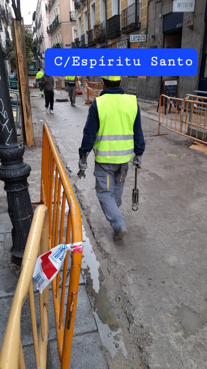 RubiaDynamite's tweet photo. Viva el munícipe por antonomasia!
¡Sr. alcalde, todos somos contingentes pero tú eres necesario!
(Bendito D. José Luis Cuerda 🎬✨️)
-En  Espíritu Santo comenzó el adoquinado en julio.
-La basura  a dispsición 24/7 
(Maldito José Luis... 🤬)
#SOSMalasaña 
#SOSMadrid https://t.co/AlbZsy4jId
