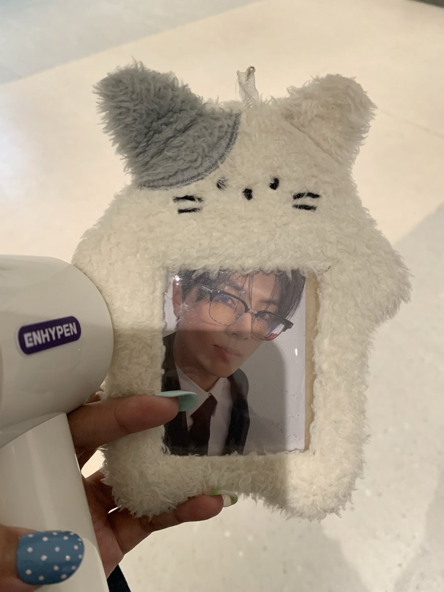 gnaynowgnuj_'s tweet image. engene, bantu RT dong huhu sejujurnya aku ga enak bgt bawa barang orang, tapi ga tega juga kalau kmrn ga di ambil, bantu temuin pemiliknya, ini ternyata ada 2 pc (jay dan sunoo) tp waktu aku temuin dia posisi jay yang depan, tolong banget pliss dm aku yang punya #FoundbyMoonChild