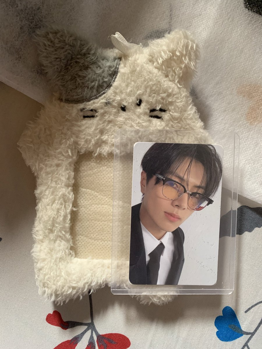 gnaynowgnuj_'s tweet image. engene, bantu RT dong huhu sejujurnya aku ga enak bgt bawa barang orang, tapi ga tega juga kalau kmrn ga di ambil, bantu temuin pemiliknya, ini ternyata ada 2 pc (jay dan sunoo) tp waktu aku temuin dia posisi jay yang depan, tolong banget pliss dm aku yang punya #FoundbyMoonChild