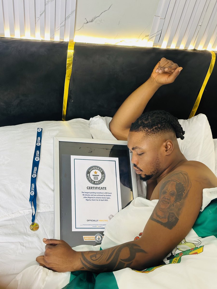 godwinpaints's tweet photo. Still feels like a dream 🛌 💭😭😫

LONGEST PAINTING MARATHON GUINNESS WORLD RECORD HOLDER : GODWIN CHIKA, NIGERIA 🇳🇬200hours 40mins 🎨🌏 💫🔱 https://t.co/Pd4HLBbSxo