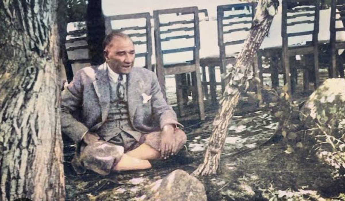 coskununal06's tweet photo. Dünyada..
35 ülkede heykeli dikilen,
120 cadde ve 35 meydana adı verilen…
Tek Dünya lideri.
“Gazi Mustafa Kemal Atatürk”
Açtığın yolda,gösterdiğin Ülkü’de hiç durmadan yürüyeceğime namusum ve şerefim üzerine ant içerim.
Cumhuriyet Bayramımız kutlu olsun. https://t.co/6HiDzwp7Wa