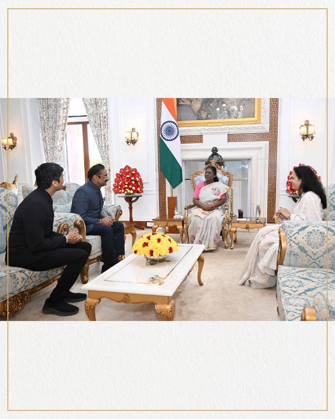 DrAshokKMittal's tweet image. भारत की माननीय राष्ट्रपति श्रीमती द्रौपदी मुर्मू जी से प्रेरक मुलाकात!
माननीय राष्ट्रपति जी से शिक्षा को रोज़गारोन्मुखी और उद्यमिता-केंद्रित बनाने पर सार्थक चर्चा हुई।

मैंने विचार साझा किया की यदि छात्र “Earn While You Learn” (पढ़ते-पढ़ते कमाओ) की दिशा में आगे बढ़ें, तो वे अपनी…