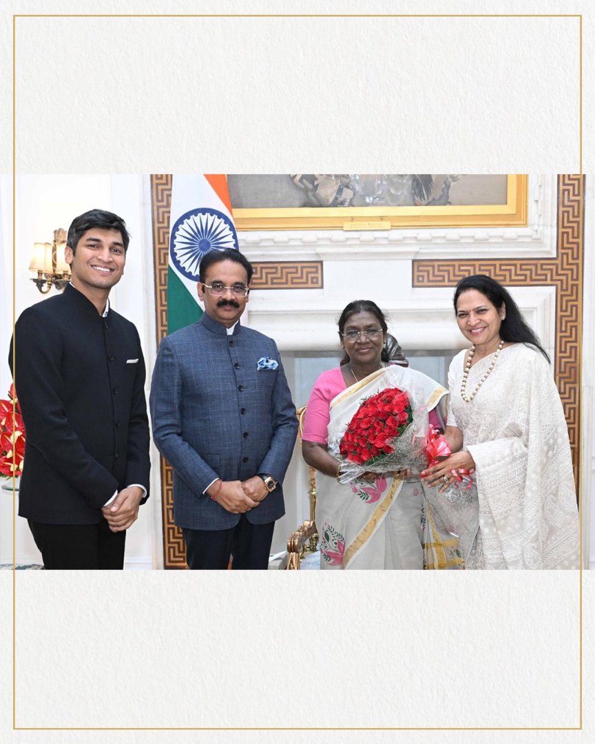 DrAshokKMittal's tweet image. भारत की माननीय राष्ट्रपति श्रीमती द्रौपदी मुर्मू जी से प्रेरक मुलाकात!
माननीय राष्ट्रपति जी से शिक्षा को रोज़गारोन्मुखी और उद्यमिता-केंद्रित बनाने पर सार्थक चर्चा हुई।

मैंने विचार साझा किया की यदि छात्र “Earn While You Learn” (पढ़ते-पढ़ते कमाओ) की दिशा में आगे बढ़ें, तो वे अपनी…