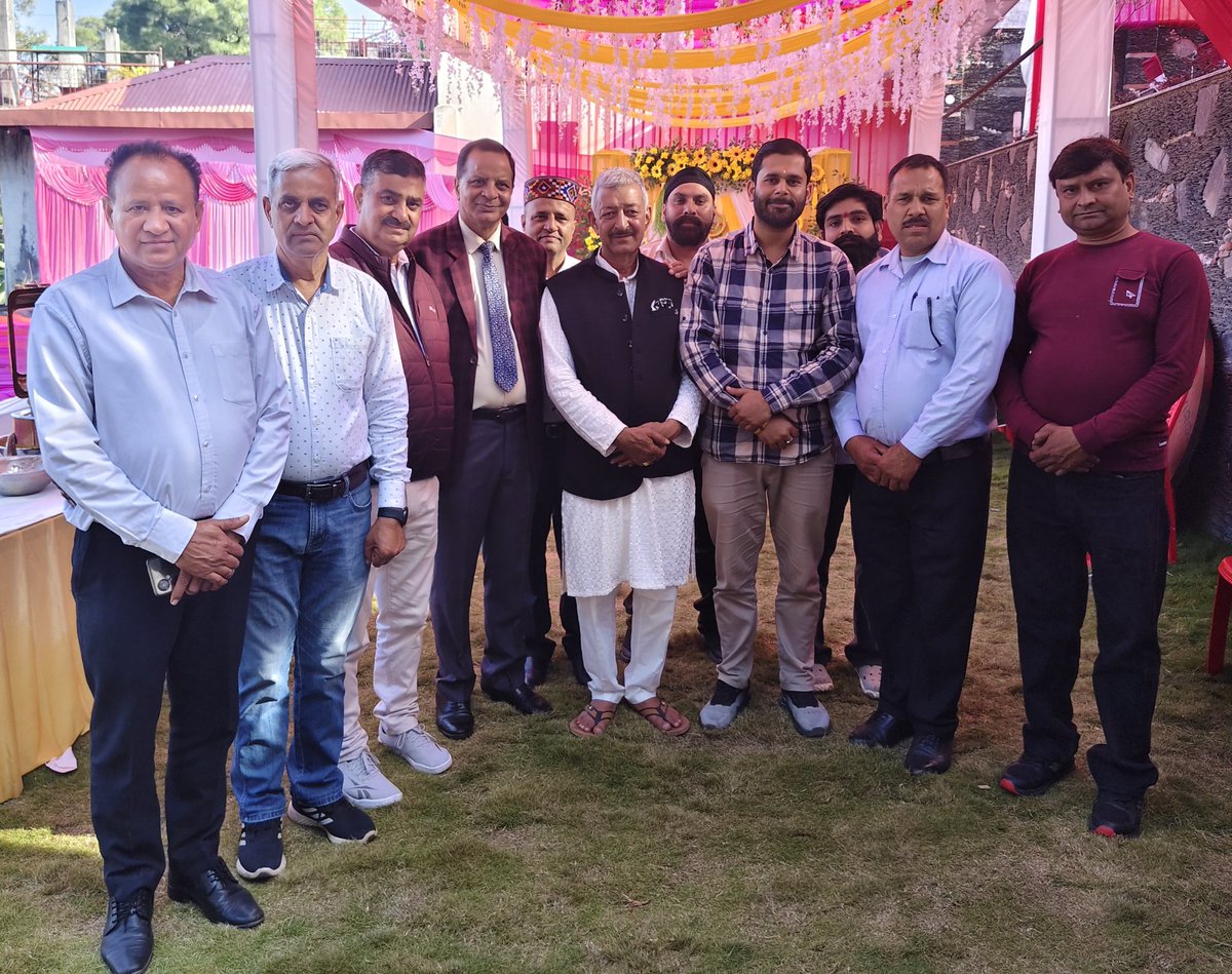 rishav_pandav's tweet image. आज #बैजनाथ विधानसभा क्षेत्र के #धार_चढ़ियार की #पंचायत_भुलाणा में आदरणीय श्री निर्मल राणा जी के सुपुत्र #डॉ_मितुल_राणा जी के विवाह समारोह में उपस्थित होकर समस्त परिवारजनों को शुभकामनाएं प्रेषित की🙏
#Heartiest_Congratulations

रिशव पांडव