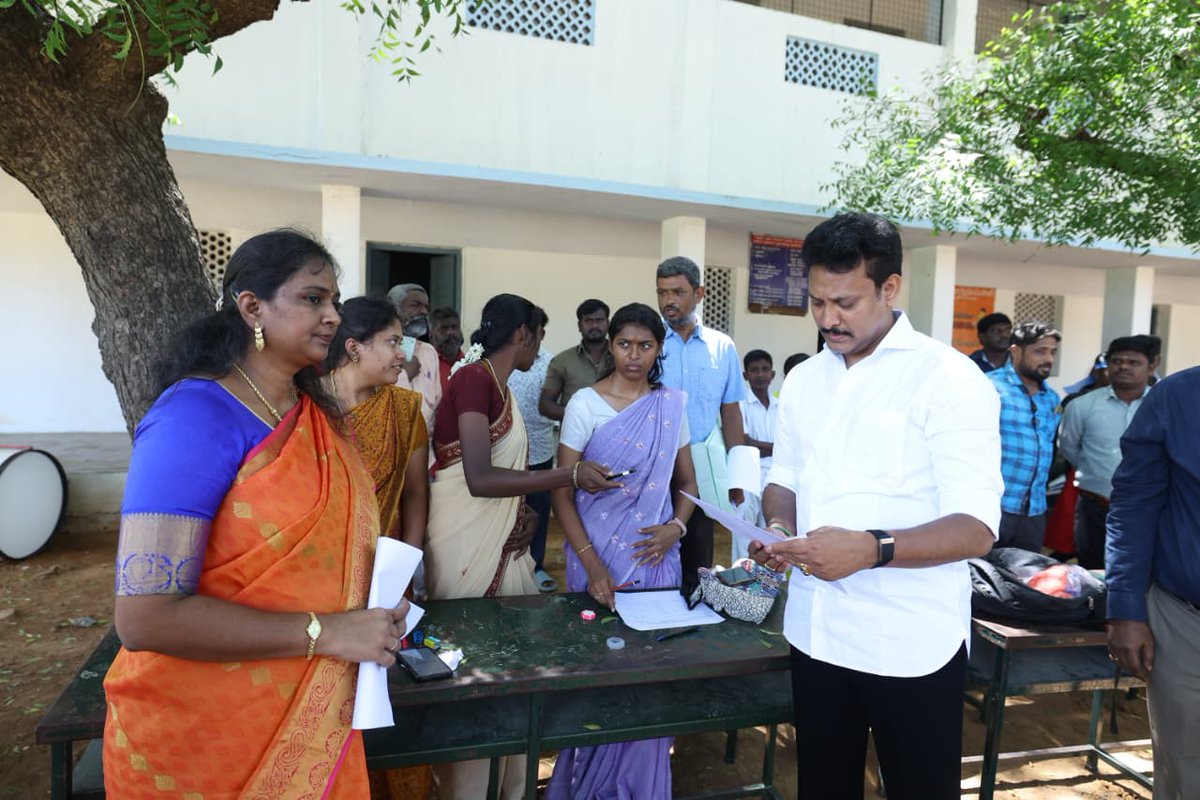 Anbil_Mahesh's tweet photo. நம்முடைய @tnschoolsedu சார்பில் மாணவச் செல்வங்களின் கலைத்திறமைகளை வெளிக்கொண்டு வர "கலைத் திருவிழா" போட்டிகளை நடத்தி வருகிறோம். இந்த ஆண்டிற்கான கலைத் திருவிழா தொடங்கி, மாவட்ட அளவிலான போட்டிகள் அனைத்து மாவட்டங்களிலும் சிறப்பாக நடைபெற்று வருகின்றன. 

அந்த வகையில், #திருச்சி மாவட்டத்தைச் சேர்ந்த 3,927 மாணவச் செல்வங்களின் பங்கேற்பில் காஜாமியான் மேல்நிலைப்பள்ளியில் நடைபெறும் மாவட்ட அளவிலான போட்டிகளை நேரில் பார்வையிட்டு, ஊக்கப்படுத்தினோம்.

#கலைத்திருவிழா
#KalaiThiruvizha