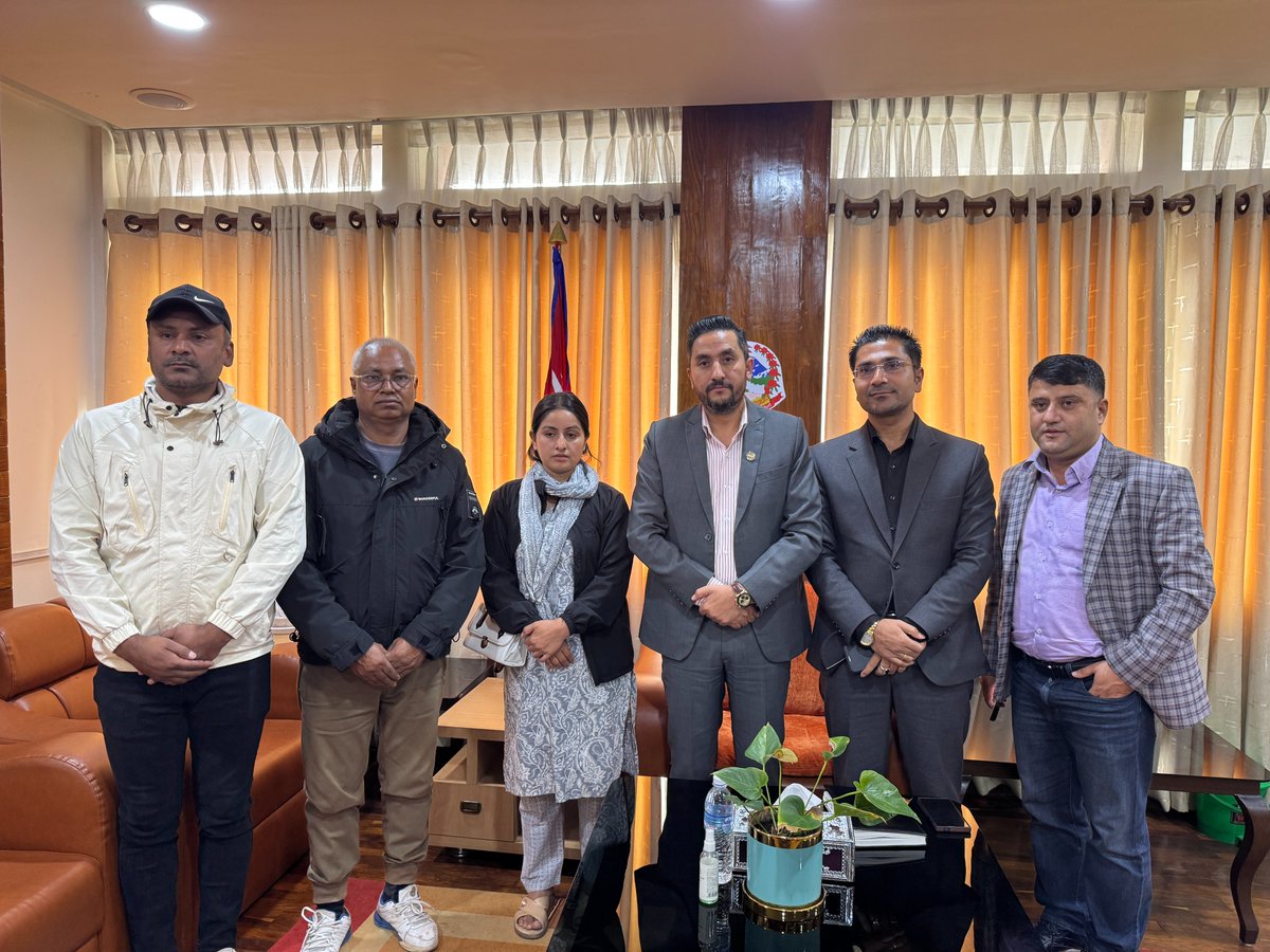 आज दिवंगत पत्रकार सुरेश रजकको परिवारसँग भेट भयो । उहाँको असामयिक निधनले पत्रकारिता र अभिव्यक्ति स्वतन्त्रताको क्षेत्रमा गहिरो चोट पुर्‍याएको छ । पत्रकार रजकको न्यायका लागि अन्तिम समयसम्म निरन्तर पहल गर्ने दृढ प्रतिबद्धता व्यक्त गर्दछु ।