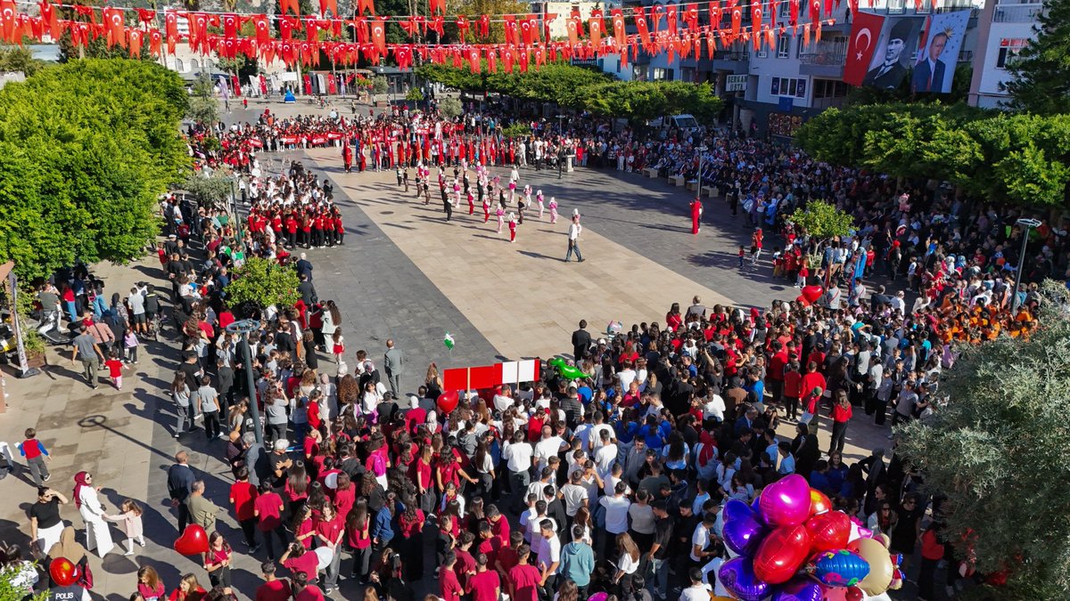 Cumhuriyet Bayramı dolayısıyla Kaymakamımız Sayın Emin Bağlı’nın makamında düzenlenen tebrik kabul törenine, ilçe protokolümüzle birlikte katıldık.
Ardından, Noel Baba Meydanı’nda İlçe Milli Eğitim Müdürlüğümüzün değerli öğretmenleri ve öğrencilerinin büyük emekle hazırladığı