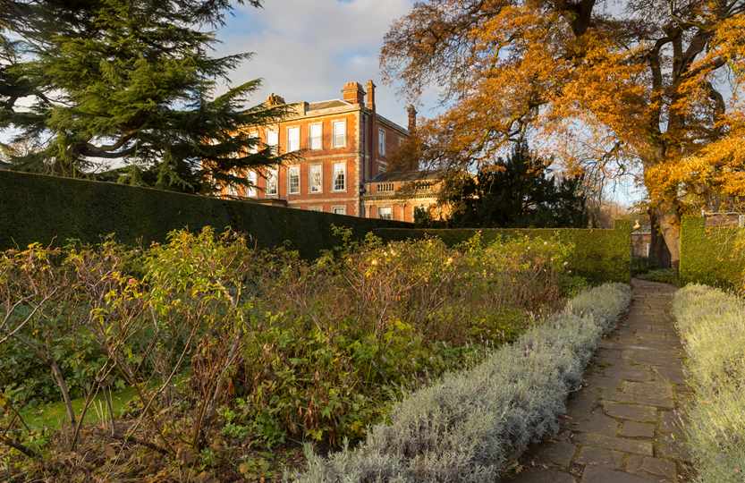 Autumn’s calling.🍂
Find your perfect spot by the fire, watch the leaves fall in the gardens, and enjoy a moment that feels entirely yours. 
Stay with us from £139 per person per night – quote NTWINTER25 when booking. 
middlethorpe.com/breaks-offers/…