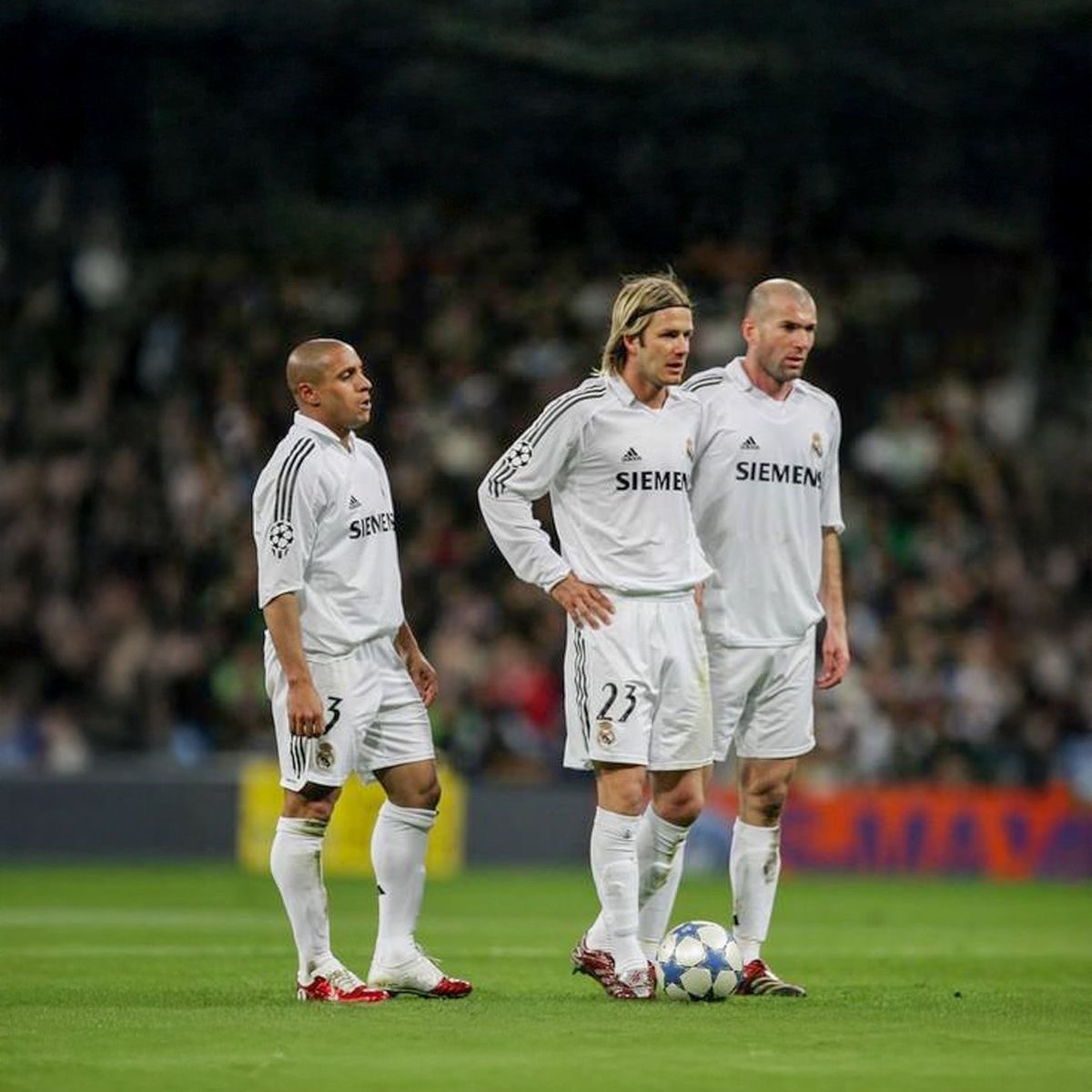 🗣️ Rio Ferdinand: “Name your best 5-a-side team that you have played with, no goalkeepers.” 

🗣️ David Beckham: “Roberto Carlos, Maldini, Zizou, Ronaldo, Roy Keane.” <a href="/RioMeets/">Rio Ferdinand Presents</a>