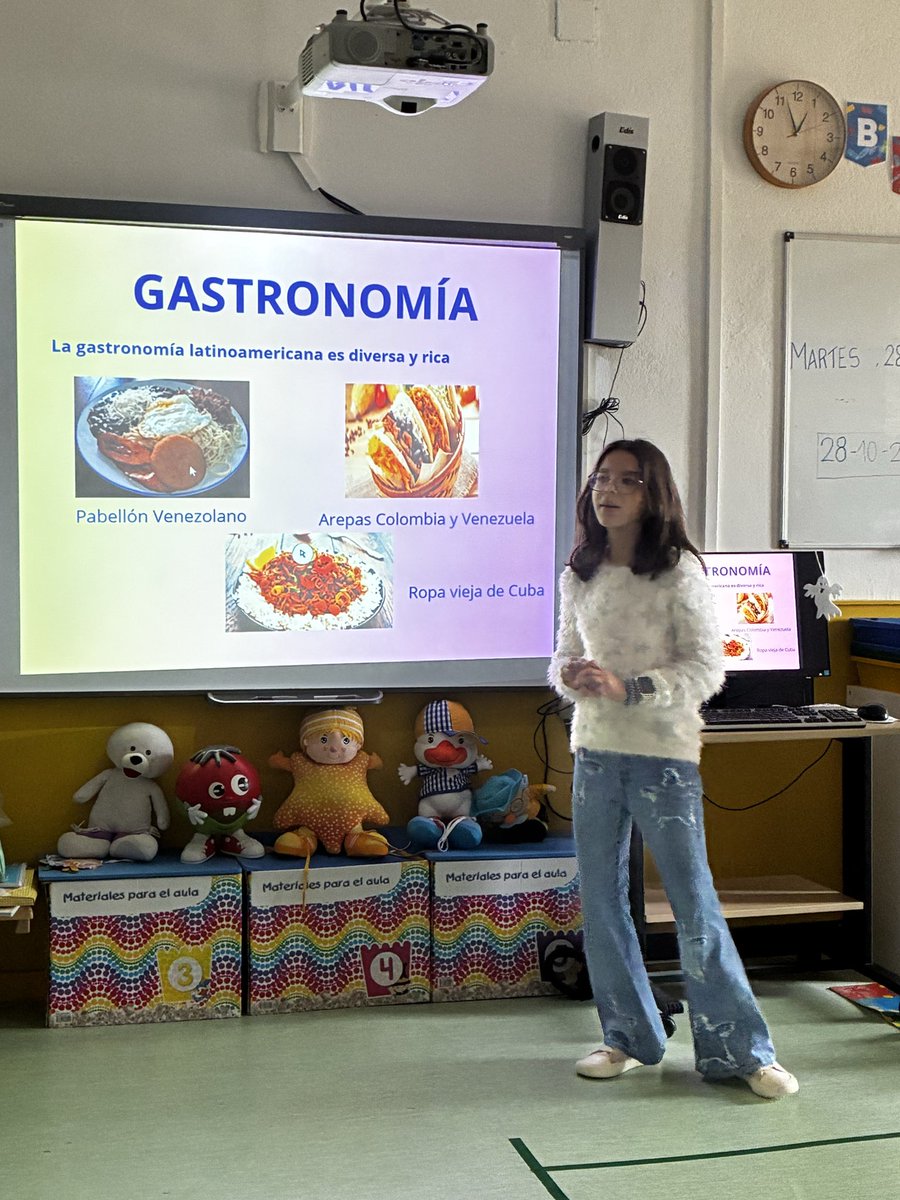 BajoCra's tweet photo. Primera parte de nuestro proyecto: América del sur. ¡Qué bien lo ha explicado nuestra alumna F.! Encima ha traído comida típica para que disfrutemos de la gastronomía de algunas zonas 🤗. #somosunapiña #micultura,tucultura,nuestrocole. https://t.co/F6RRhcXsqI