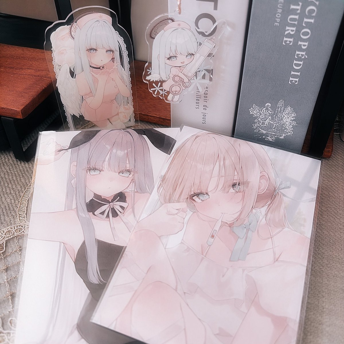 とうこまま様からグッズをいただきました🤍

もーーーーーのすっごく可愛いから見て〜！
イラストが可愛いのはもちろん、
まま様のとっても繊細なお色味がすごく綺麗に出てて素敵なの✨

さっそく私のアクスタとパネルの隣に並べさせていただきました🥰
まま様ありがとうございます໒꒱ྀི