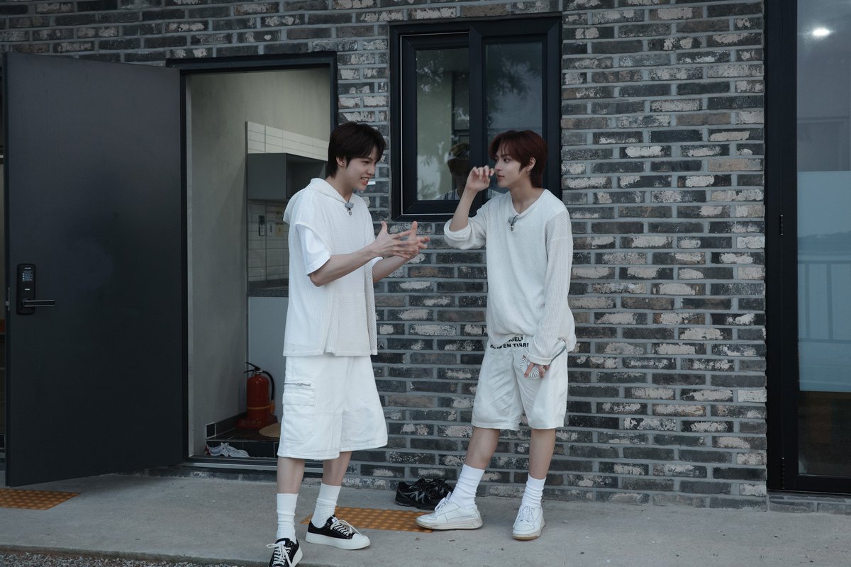 SMTOWN_Friends's tweet photo. 📸  Ep.3 Behind cuts #2

대기 시간을 즐기는 방법 
타타는 새가 무섭 TATA..🦅

#DANIEL #KASSHO #KACHIN #TATA #SMTR25 
#SM #Trainee #SM연습생동아리 #WOW! #SMTOWNFriends
@smtown @smtr25_official https://t.co/lpxIHk16Y2
