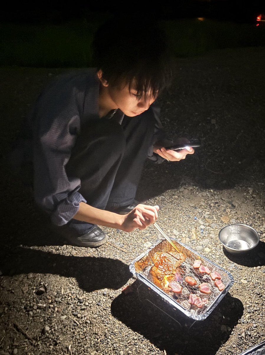 COLORS_aud's tweet photo. こんばんは！
五藤蓮です！！

10月31日に納屋橋劇場で僕の先輩達「DRAGONFLY」さんのデビュー記念ライブがあります✨
みなさん、先輩達のデビュー後初の特別な単独ライブなのでぜひ起こしください！

先輩達はみなさんめっちゃキラキラしていて、とてもかっこいいので僕も追いついて同じくらいキラキラしたい！
カラトレ2期生としても頑張ります！！

COLORS TRAINEEは2期生大募集中です！
ぜひご応募ください。
僕と一緒に夢を追いかけましょう！！

そんな最近の僕は・・・

BBQをしてきました！
真っ暗だったので、スマホのライトでお肉焼いてます😢

でも、とても楽しかったです🔥

#colorstrainee #カラーズトレイニー　#カラトレ