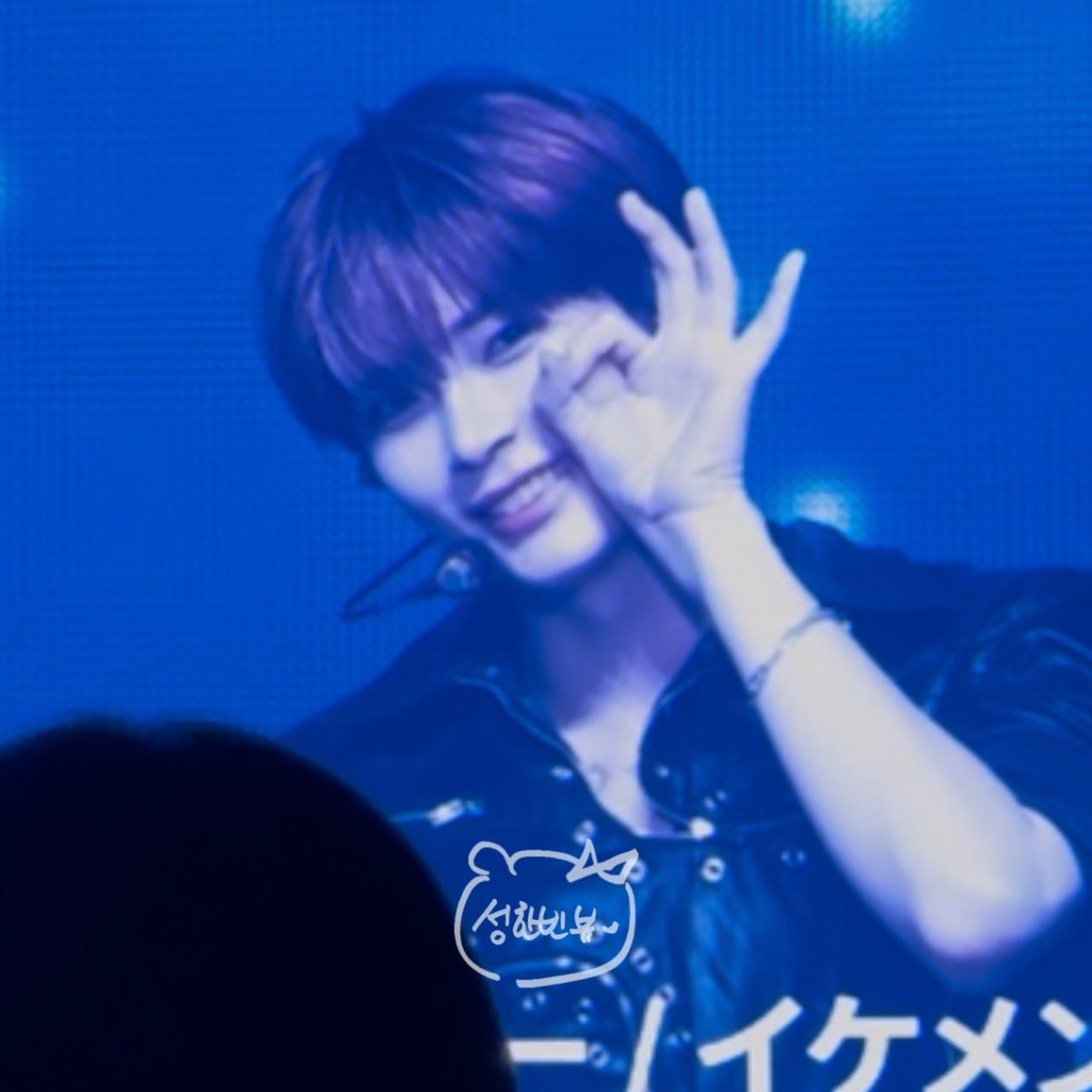 뷰 tweet media