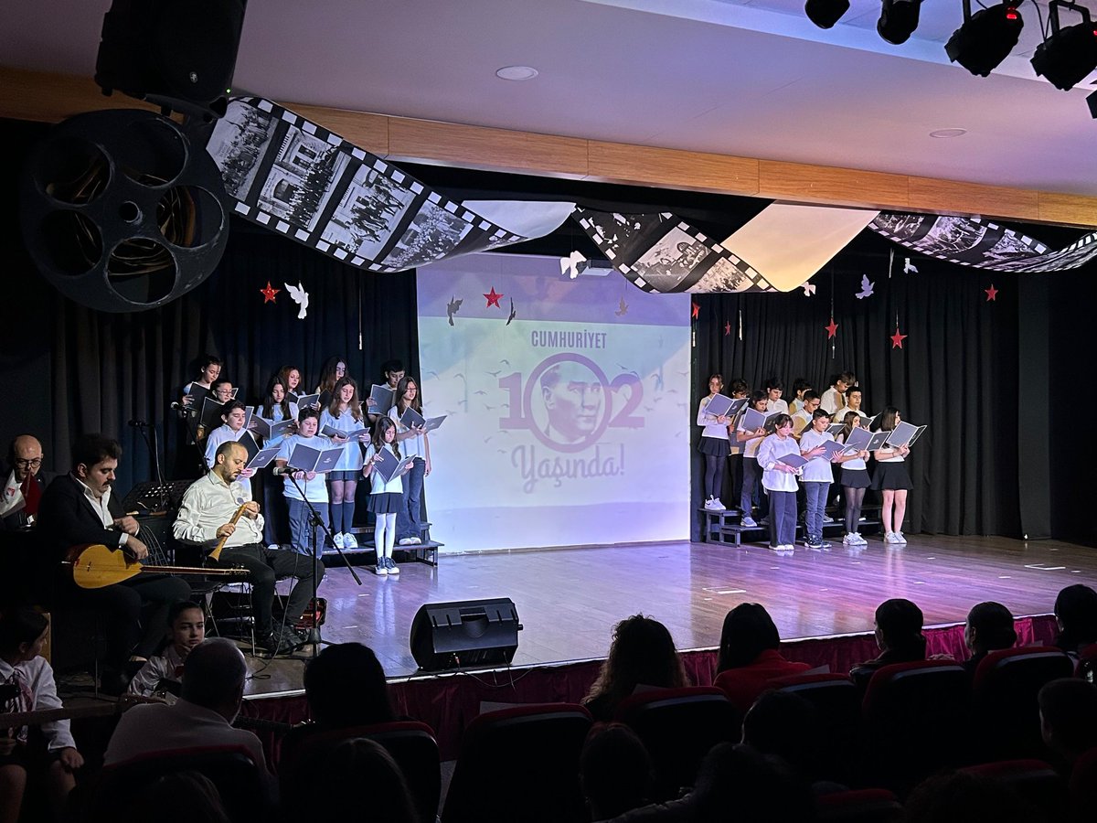 YAŞASIN CUMHURİYET!🇹🇷
​Cumhuriyetimizin 102.yıl dönümü kutlamaları,büyük bir coşkuyla başladı.
​İstiklal Marşı'mızın gür bir sesle okunmasının ardından, Değerli Genel Müdür Yardımcımız Sn.Savaş Boyar ve Okul Müdürümüzün anlamlı konuşmaları ile muhteşem bir başlangıç yapıldı.🇹🇷