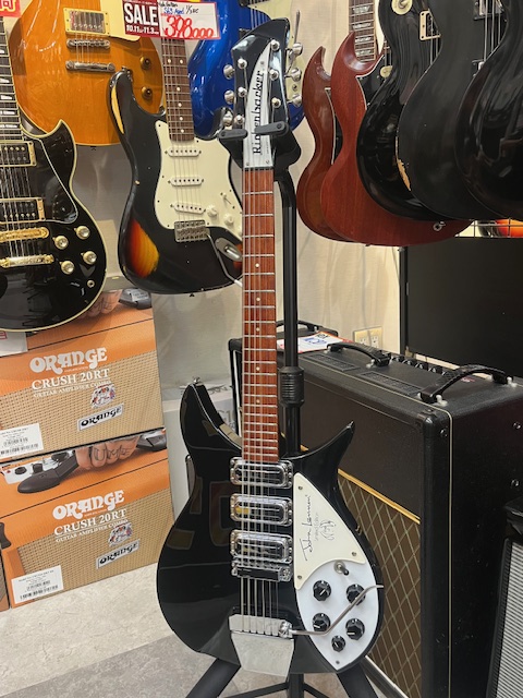 kurosawaekimae's tweet image. 【1階USED】世界中の #JohnLennon  ファンが涙する1本が緊急入荷です🎸
あの時、手にすることが出来なかった
画面の前のお客様！チャンス到来！！
まずは店頭で実機のチェックだ。
担当　広田
＃Rickenbacker　＃2000本限定
＃中古買取 頑張ってます。
