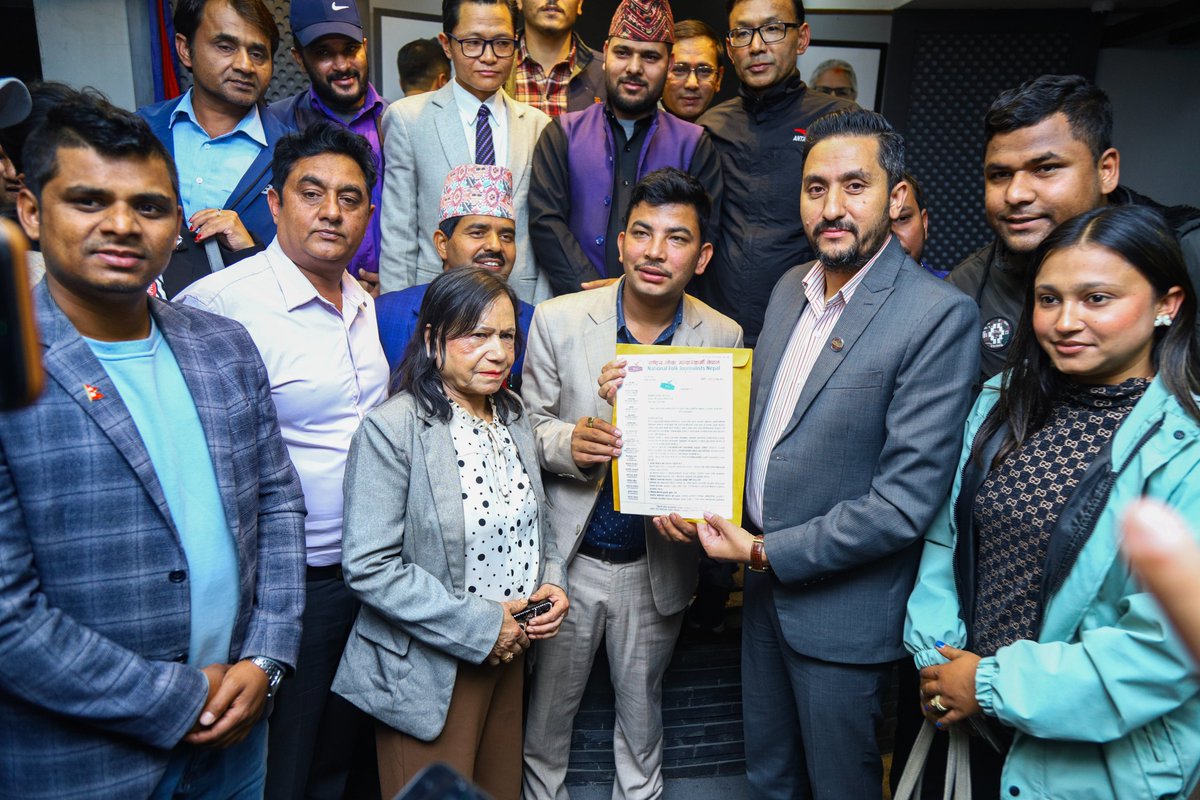 अनलाइन टेलिभिजनलाई व्यवस्थित र प्रभावकारी बनाउने सन्दर्भमा आज मन्त्रालयमा ८० भन्दा बढी अनलाइन टिभी पत्रकारहरुसँग अन्तरक्रिया गरियो । अनलाइन टिभीलाई नयाँ मूलधारको टिभी (New Mainstream Media) को रुपमा मान्यता दिएर व्यवस्थित र जिम्मेवार बनाउन पहल गर्नेछु ।