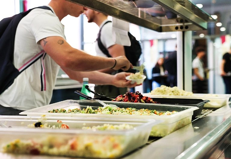 Marseille_Infos's tweet image. Bon plan étudiants à Marseille !
Tous les mardis soirs, un repas gratuit pour les étudiants.
La Ville de Marseille renouvelle son dispositif de solidarité étudiante au restaurant universitaire de la Canebière (9 rue Sénac)
#Marseille #Étudiants #Solidarité marseille.fr/education/actu…
