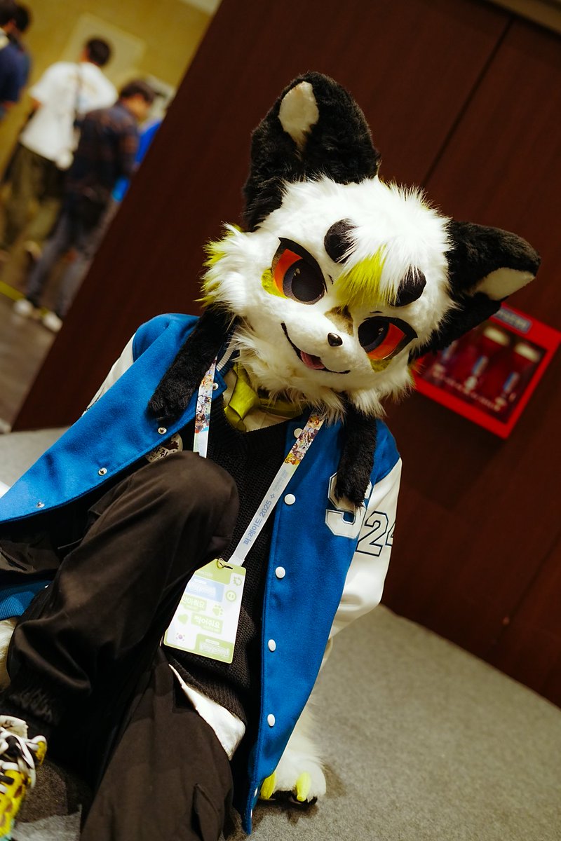 "익숙한 얼굴이 많네...😅"
📷<a href="/ETHEN7364/">ETHEN(에덴) 🔜 LevyBucks 🔜 FURST CLASS</a>
#furry #FursuitEveryday #fursuit
#퍼레이드2025 #FURRAID2025