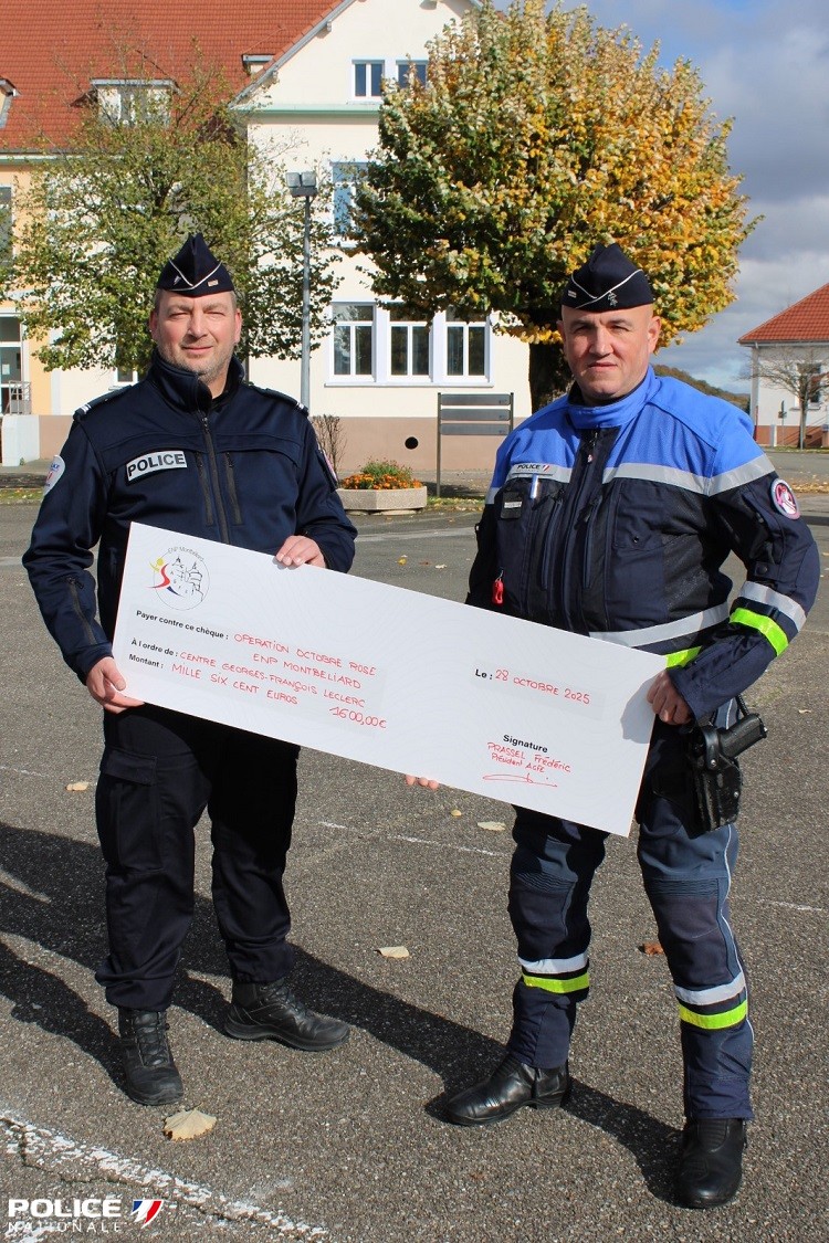 PoliceNat25's tweet image. 🎀#OctobreRose | Pour clôturer ce mois de sensibilisation, les élèves et formateur de l'Académie de police de Montbéliard se sont mobilisés !🤩

🩷200 rondaches vendues
➡️1 600€ reversés au centre de cancérologie de Dijon

Bravo à tous pour cet engagement exemplaire !👏