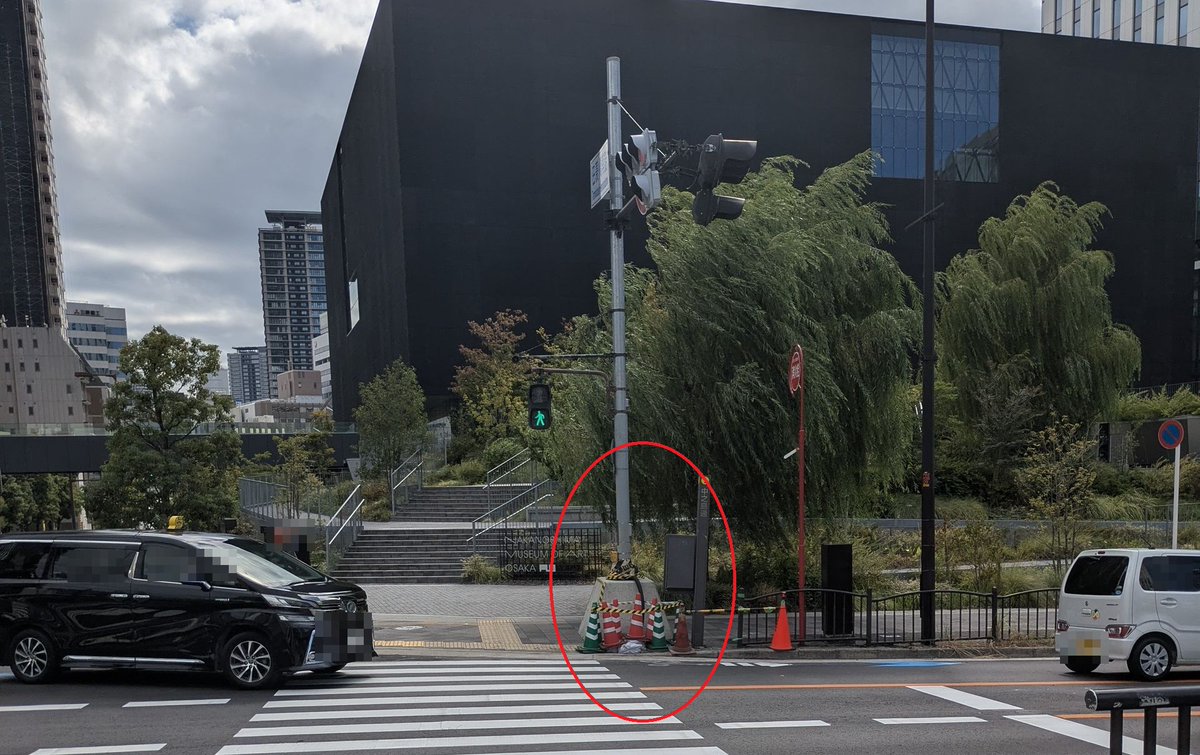 X13TIRuuEehkJI7's tweet image. 信号機が？？？　運転にはご注意！！！（先日の事故です）※詳細はブログを見て頂けるとありがたいです。 mandoragoraz.hatenablog.com/entry/2025/10/… #交通事故 #信号機 #信号機事故 #dmenu #yahooニュース