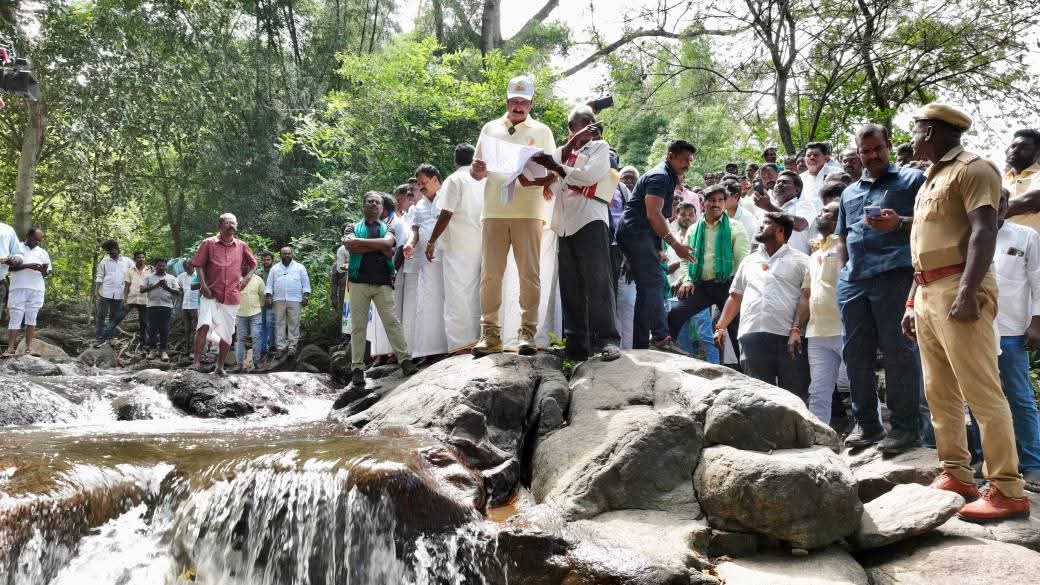draramadoss's tweet photo. "உரிமை மீட்க… தலைமுறை காக்க’" பயணத்தில், சேலம் மாவட்டம், ஓமலூர் சட்டமன்ற தொகுதிக்குட்பட்ட, காடையாம்பட்டி ஒன்றியம், டேனிஷ் பேட்டை - உள்கோம்பையில் சரபங்காநதி உருவாகும் பகுதியை பார்வையிட்டு இப்பகுதியில் உள்ள அனைத்து ஏரி, குளங்களில் நிரப்பவும், காவிரி உபரி நீரை சரபங்கா நதியில் இணைத்து, சேலம் மாவட்டத்தில் குடிநீருக்கும், விவசாயத்திற்கும் பயன்பெறும் வகையில், இத்திட்டத்தை செயல்படுத்திட தமிழக அரசை வலியுறுத்தி, பொதுமக்களிடையே கலந்துரையாடிய போது.!

#உரிமைமீட்க | #தலைமுறைகாக்க