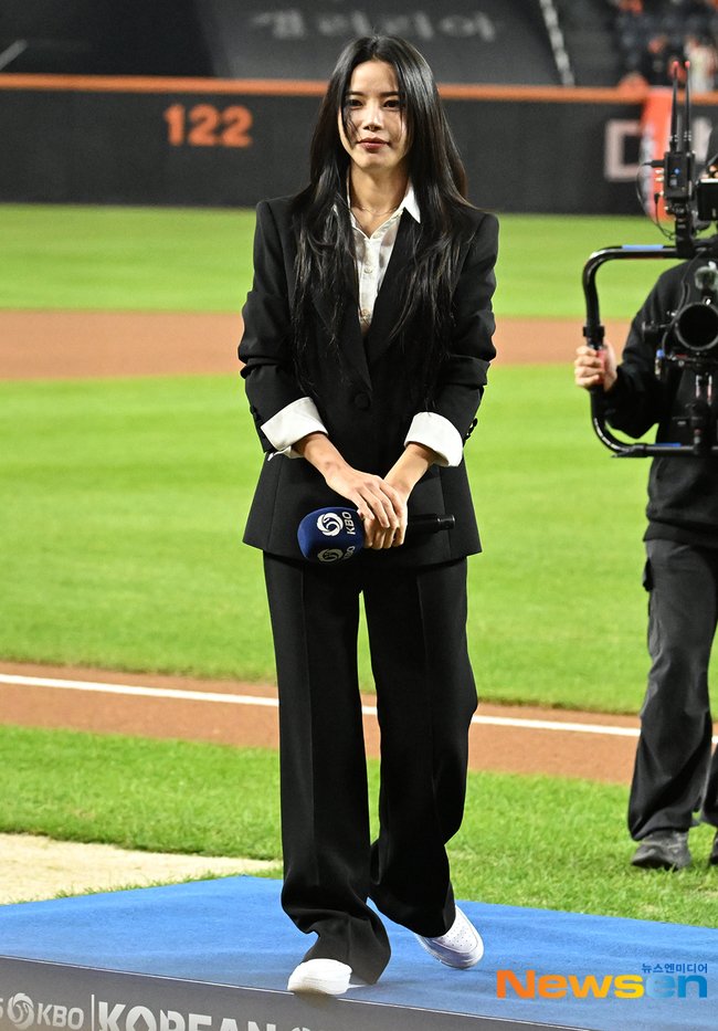 251029 Solar singing South Korea's national anthem at '2025 Shinhan Bank SOL Bank KBO League Post Season Korea Series'

🔗naver.me/FlcuFcQb
🔗naver.me/52coGZHW
🔗m.sports.naver.com/kbaseball/arti…
🔗naver.me/xZjBAAE2

#MAMAMOO #SOLAR
#마마무 #솔라