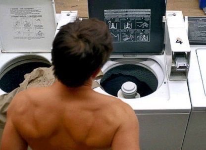 how’s he able to make something so mundane look sooo fucking attractive ??