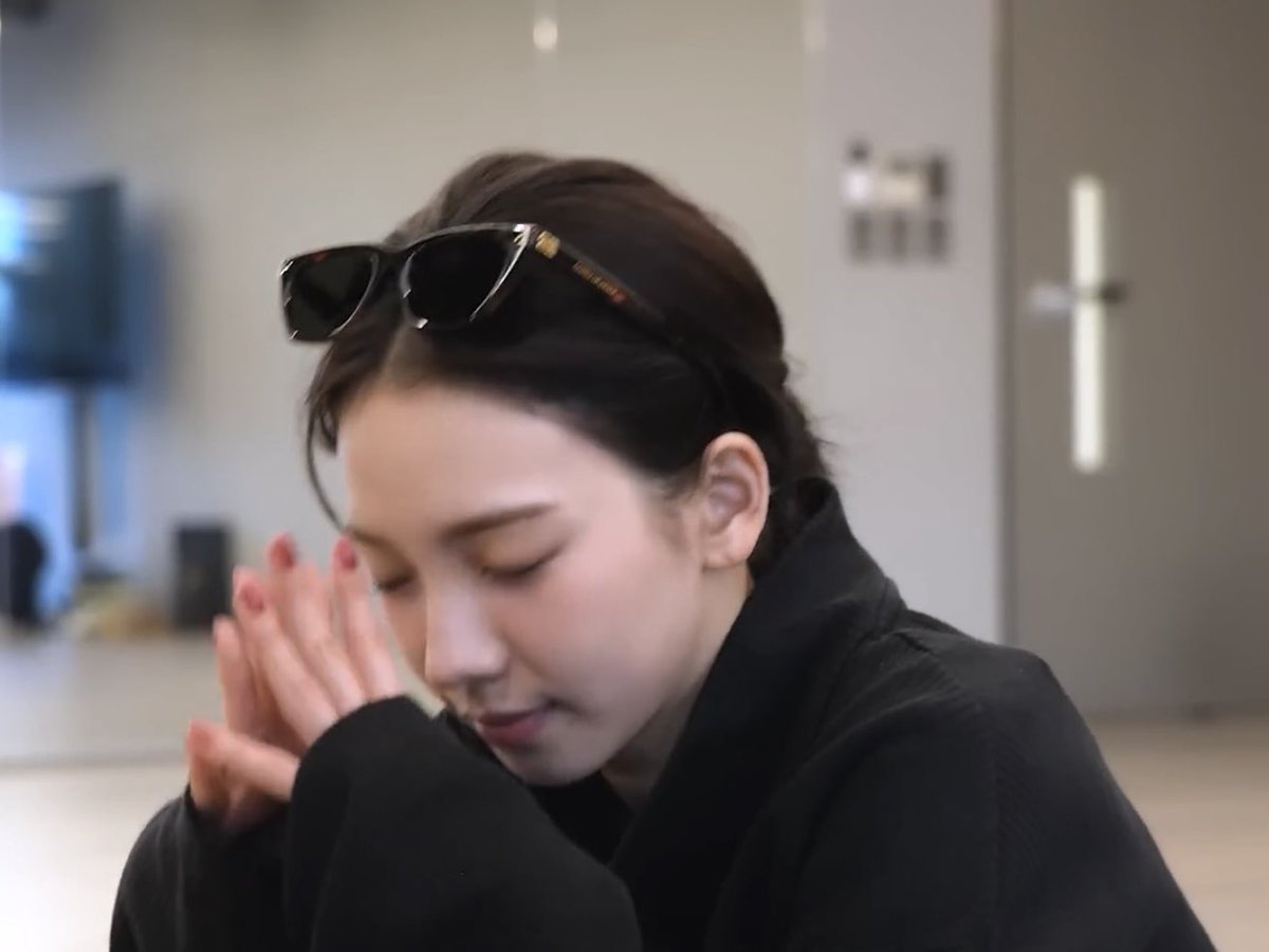 Hi, this is karinabluew mun. Took a little time to breathe, and now I’m back—hopefully brighter than before. I truly missed the comfort of being here with you all 💙